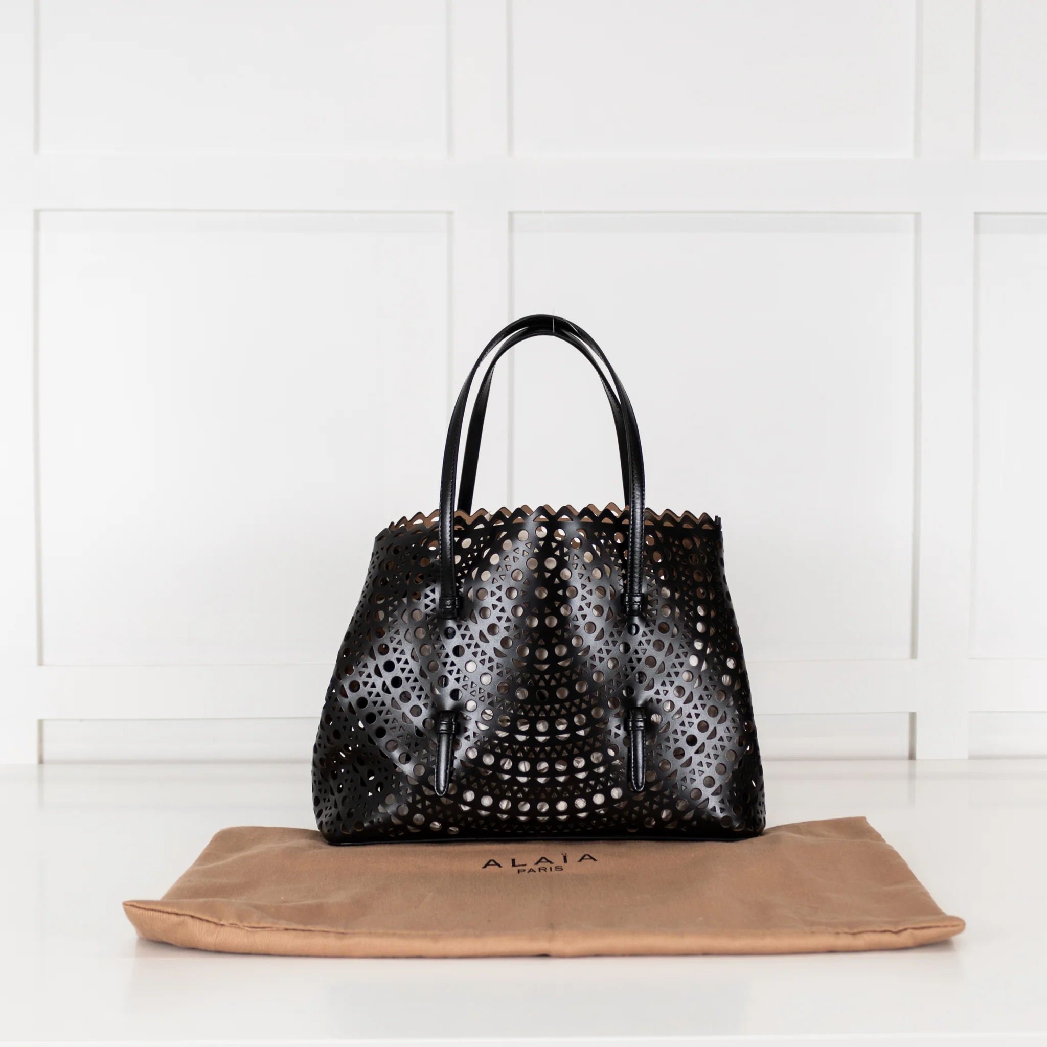 Alaia Black Le Mina 32 Laser Cut Top Handle Bag - Image 3