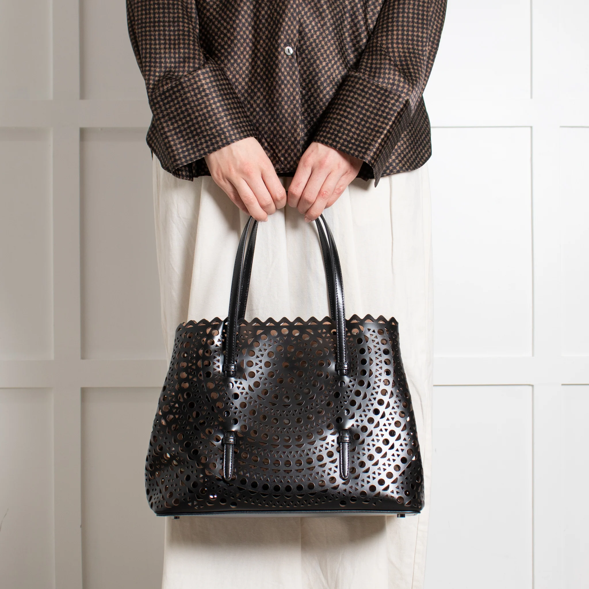 Alaia Black Le Mina 32 Laser Cut Top Handle Bag - Image 9