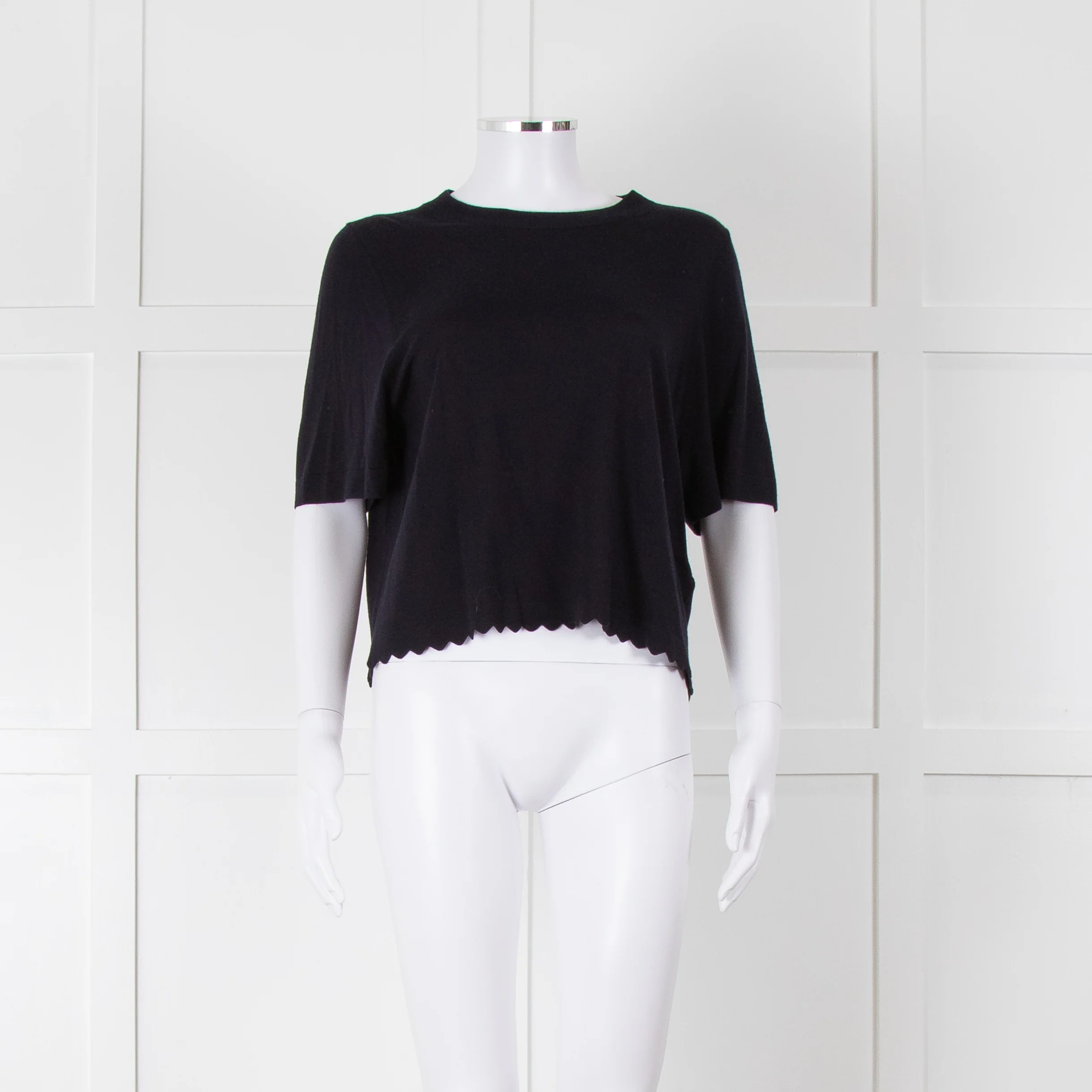 Allude Navy Fine Knit Short Sleeve Scallop Hem Top