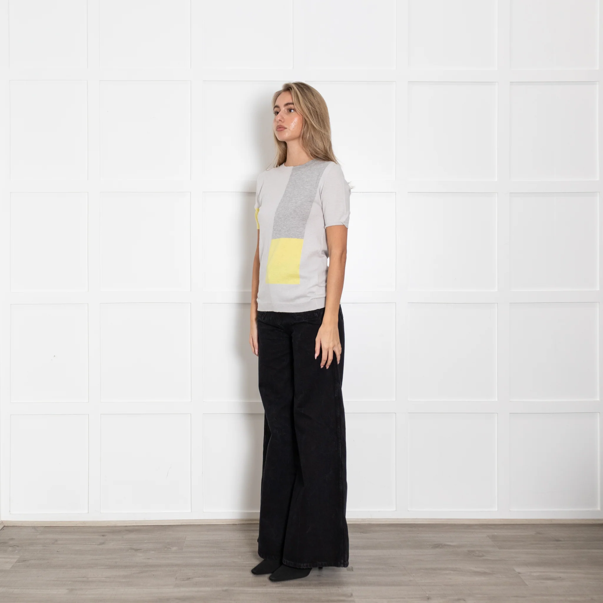 Allude Pale Grey Yellow Detail Short Sleeved Knit Top - Image 3