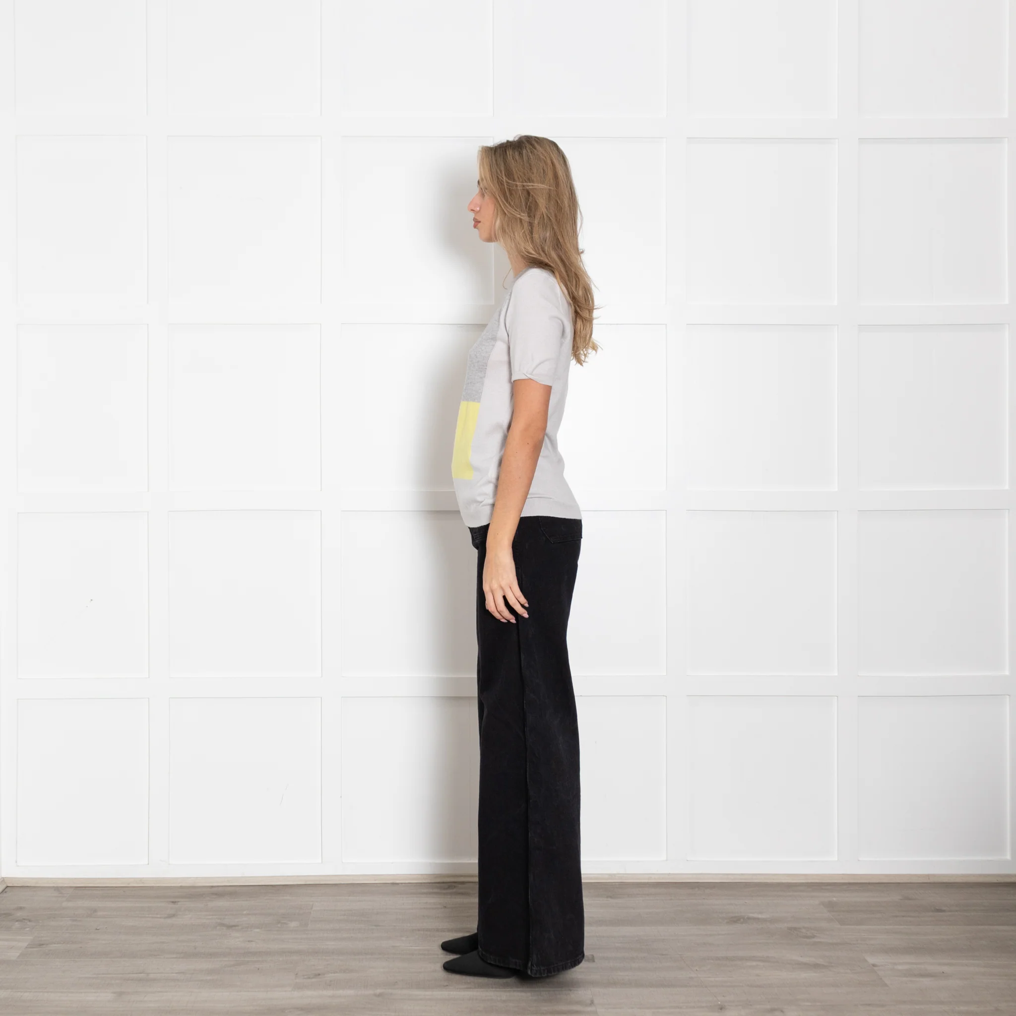 Allude Pale Grey Yellow Detail Short Sleeved Knit Top - Image 4
