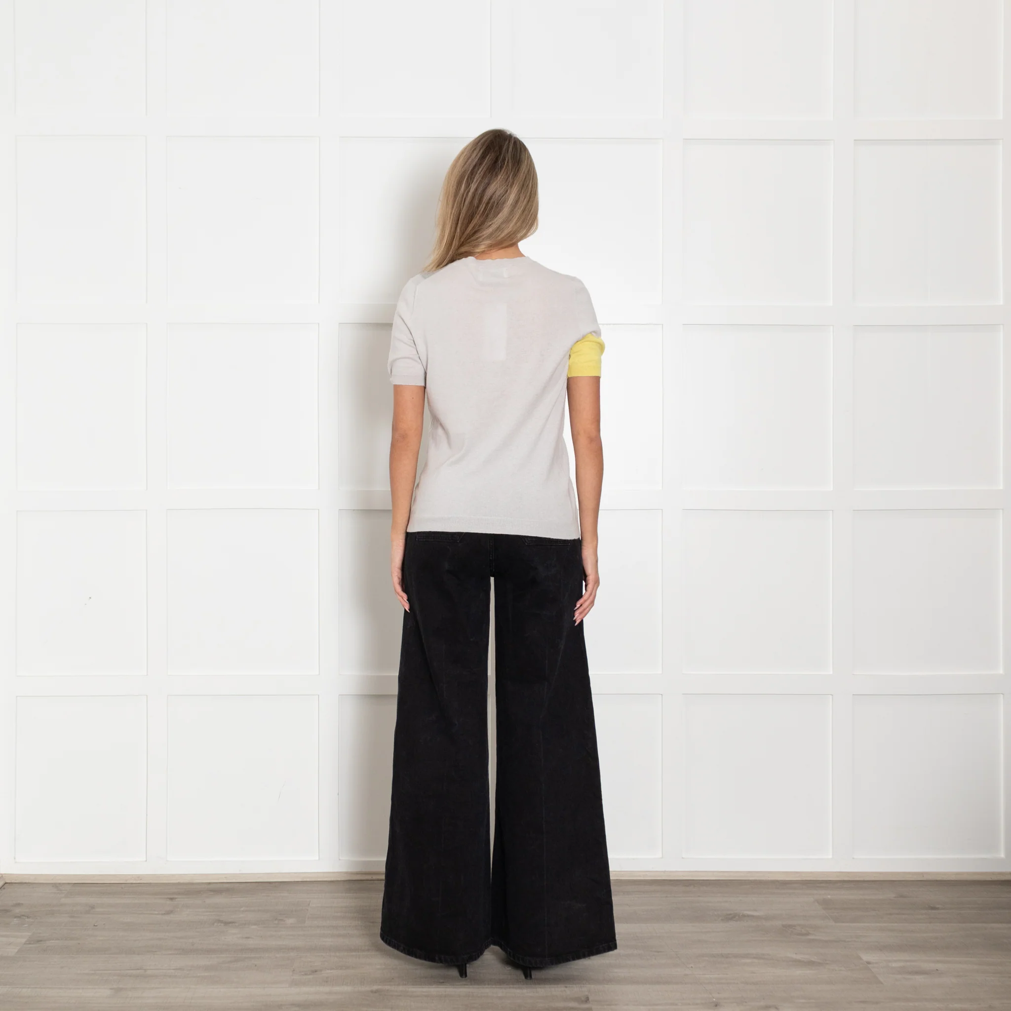 Allude Pale Grey Yellow Detail Short Sleeved Knit Top - Image 5