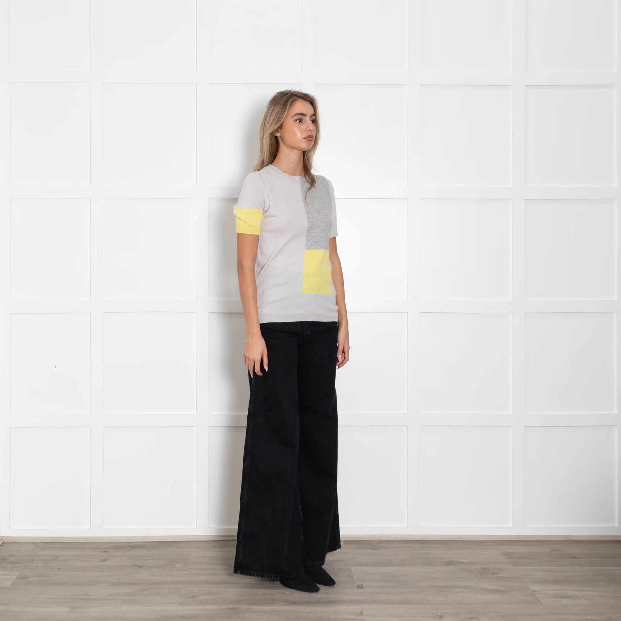Allude Pale Grey Yellow Detail Short Sleeved Knit Top - Image 7