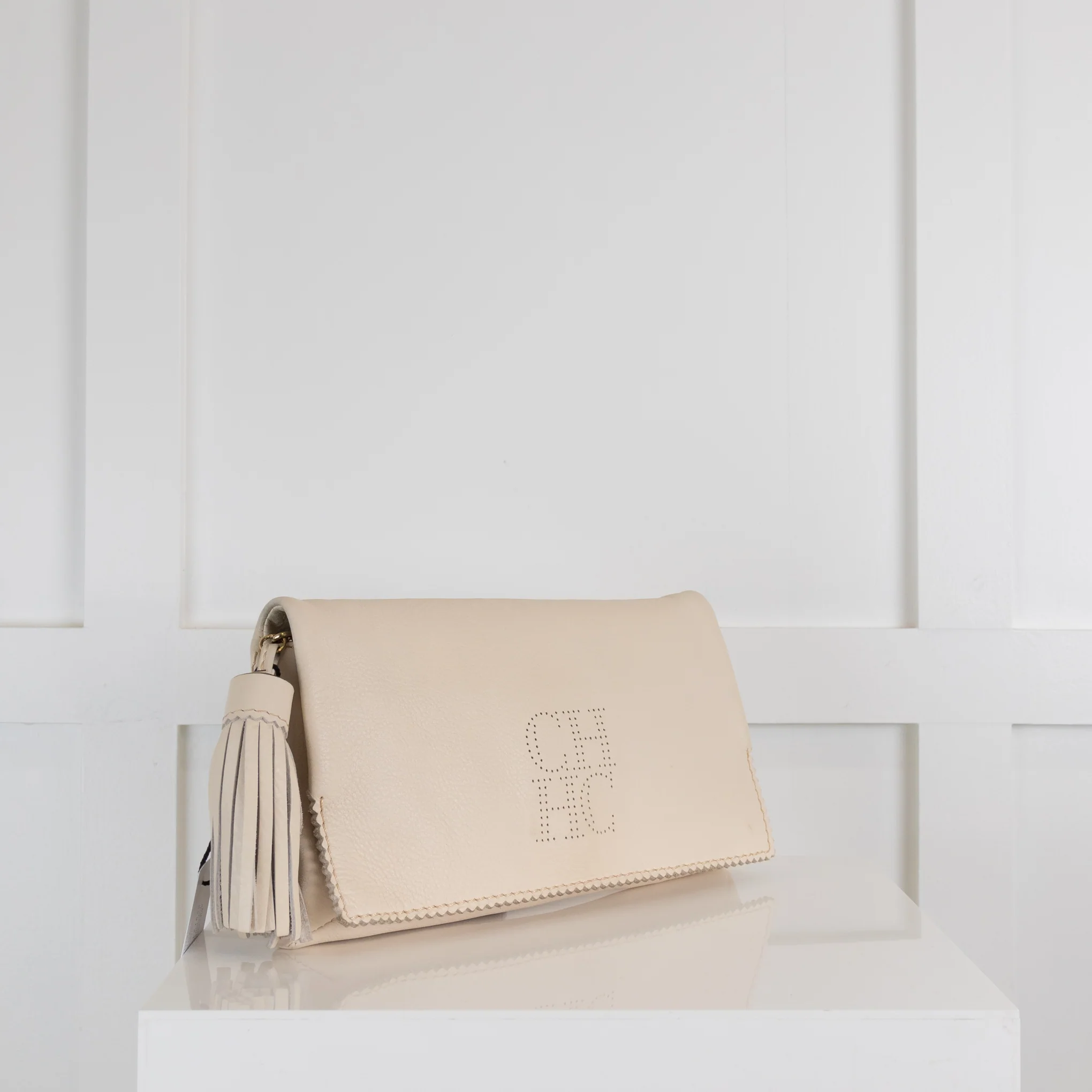 Carolina Herrera Cream Leather Clutch with Tassle and Chain Strape - Image 2