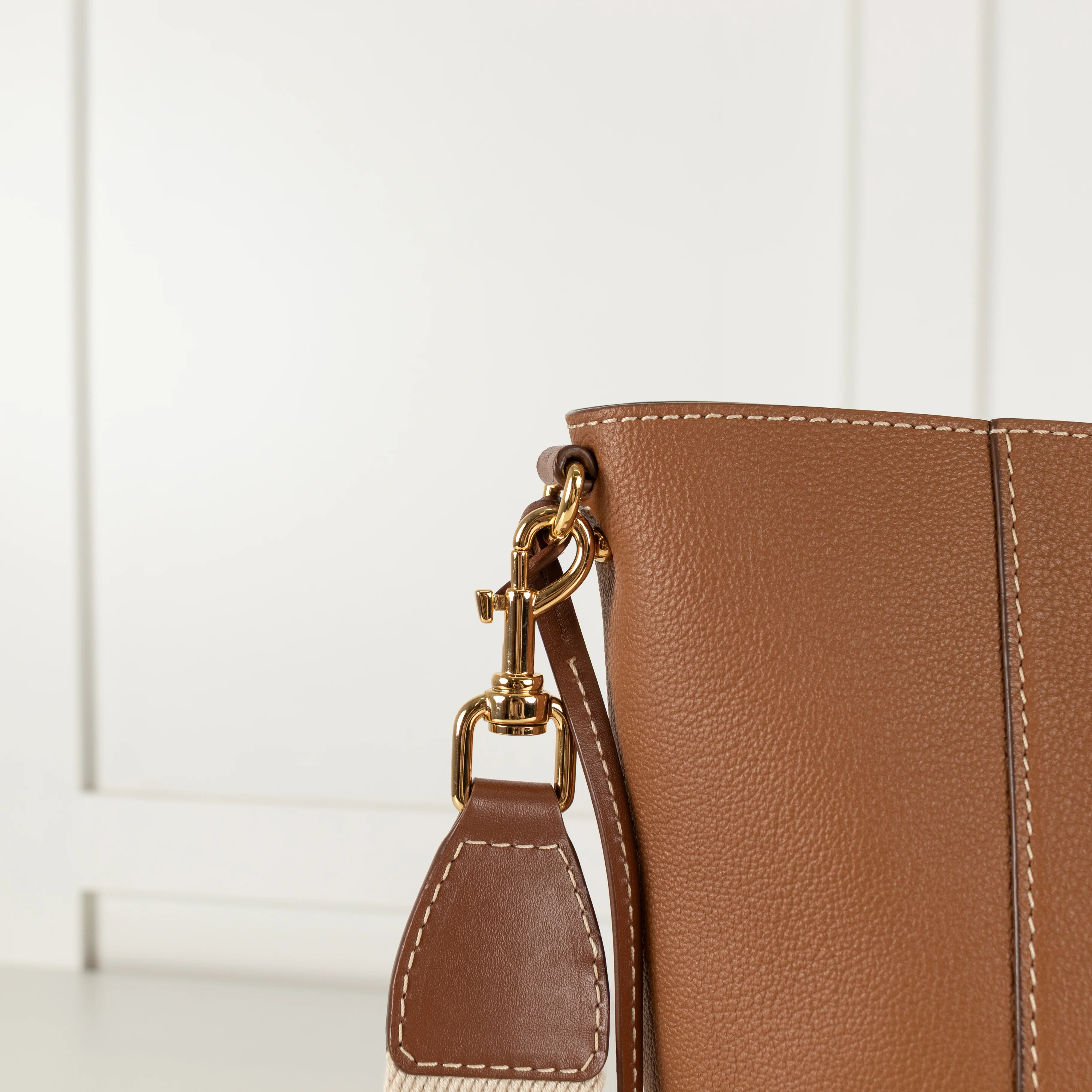 Carolina Herrera Tan Crossbody Bag - Image 11