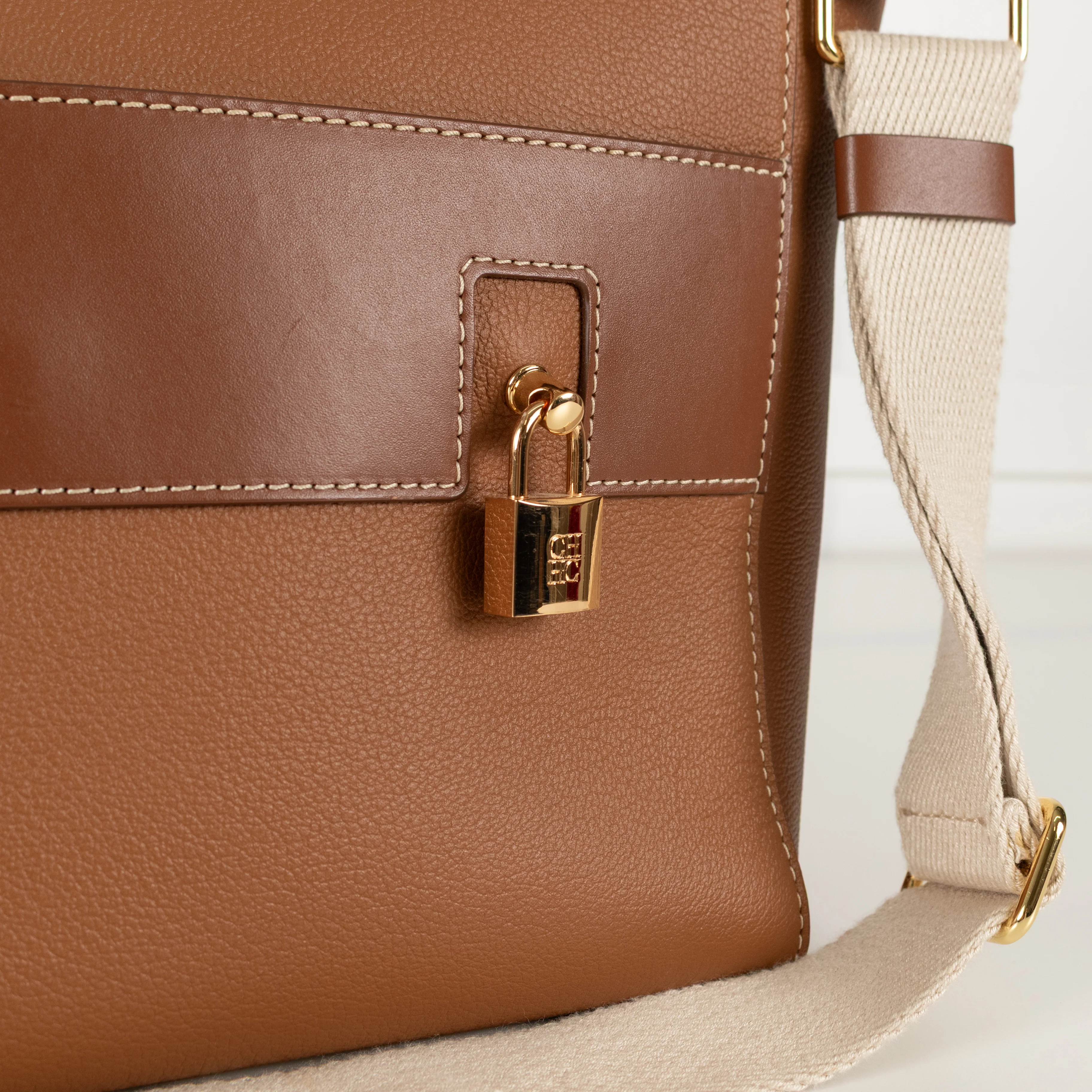 Carolina Herrera Tan Crossbody Bag - Image 12