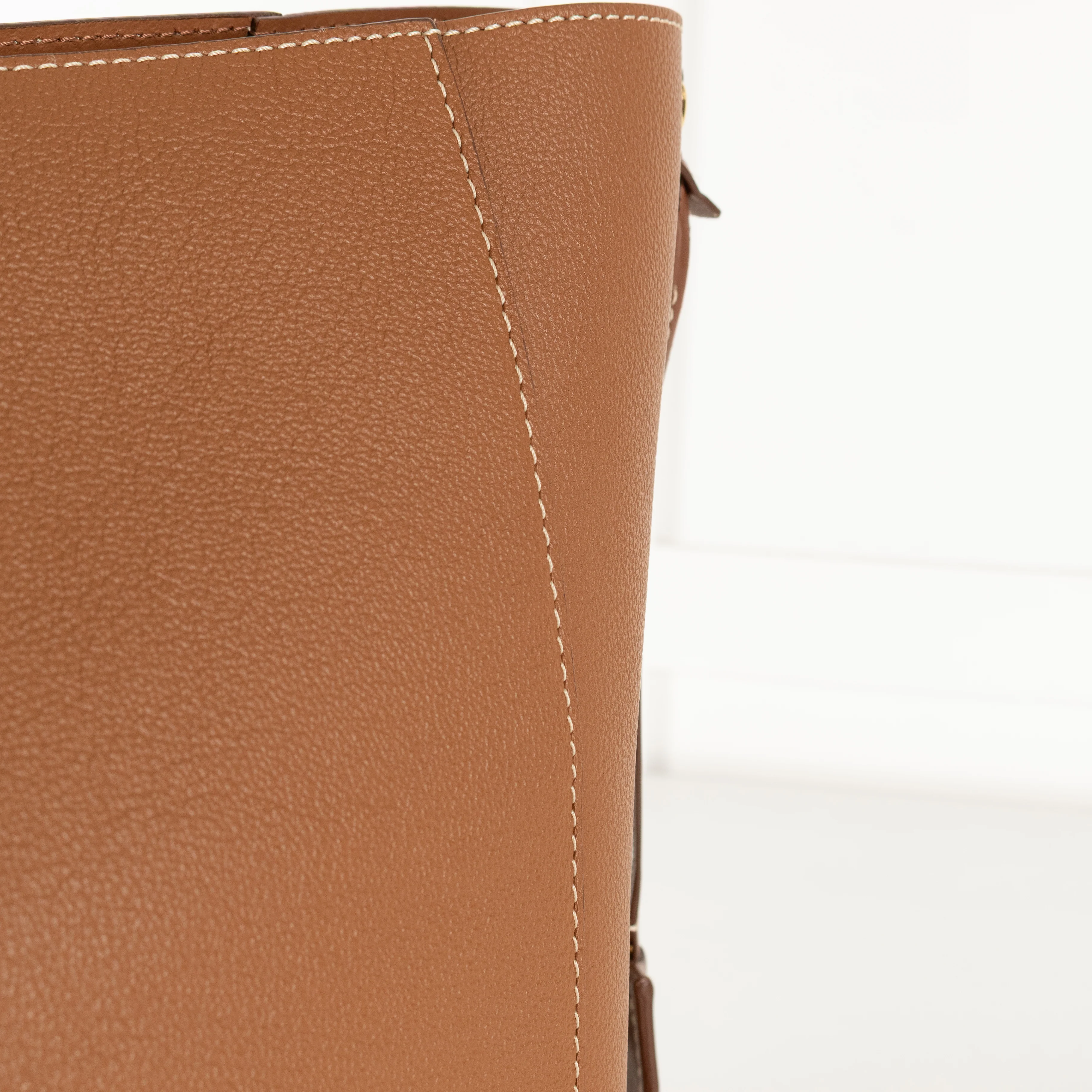 Carolina Herrera Tan Crossbody Bag - Image 14