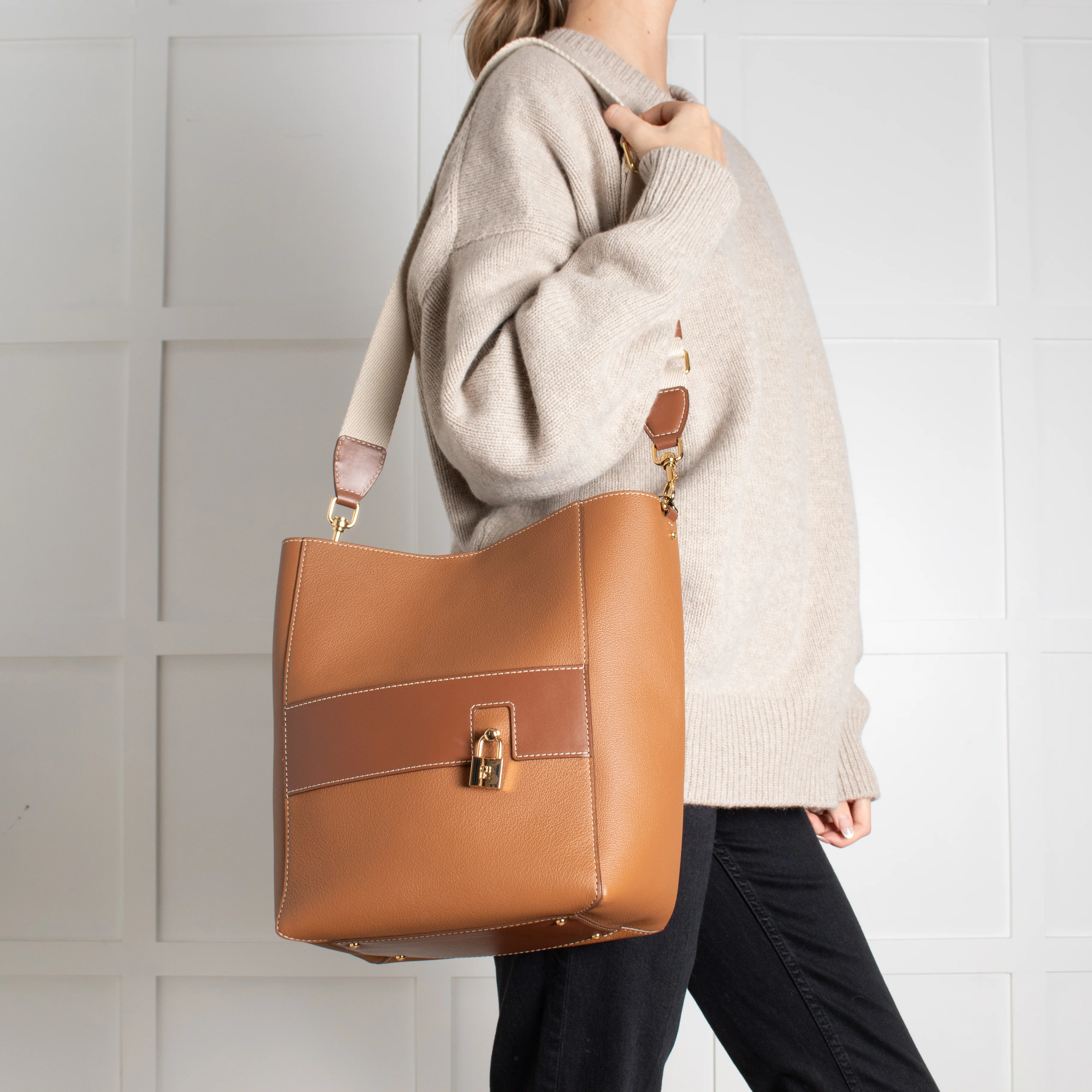 Carolina Herrera Tan Crossbody Bag - Image 2