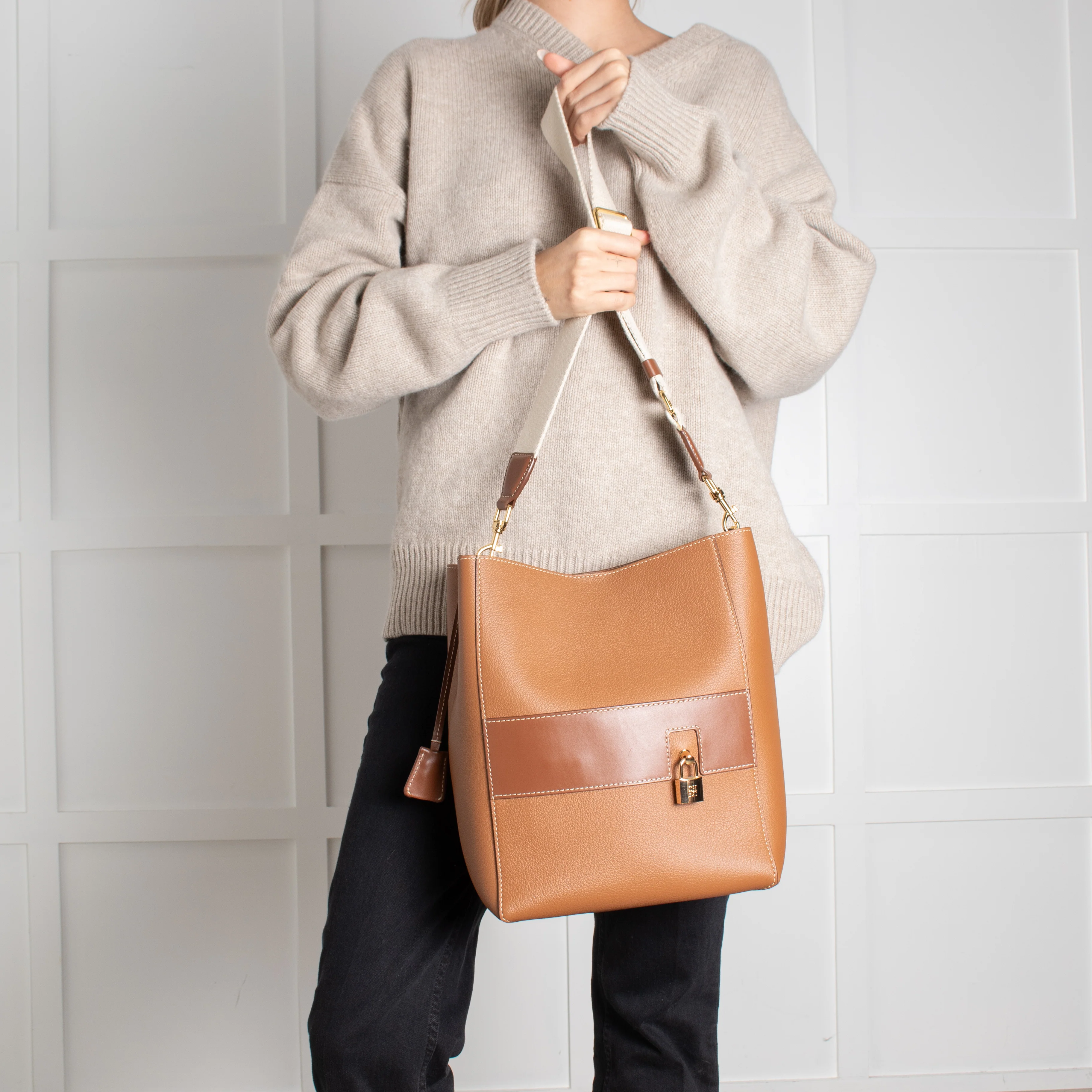 Carolina Herrera Tan Crossbody Bag - Image 6