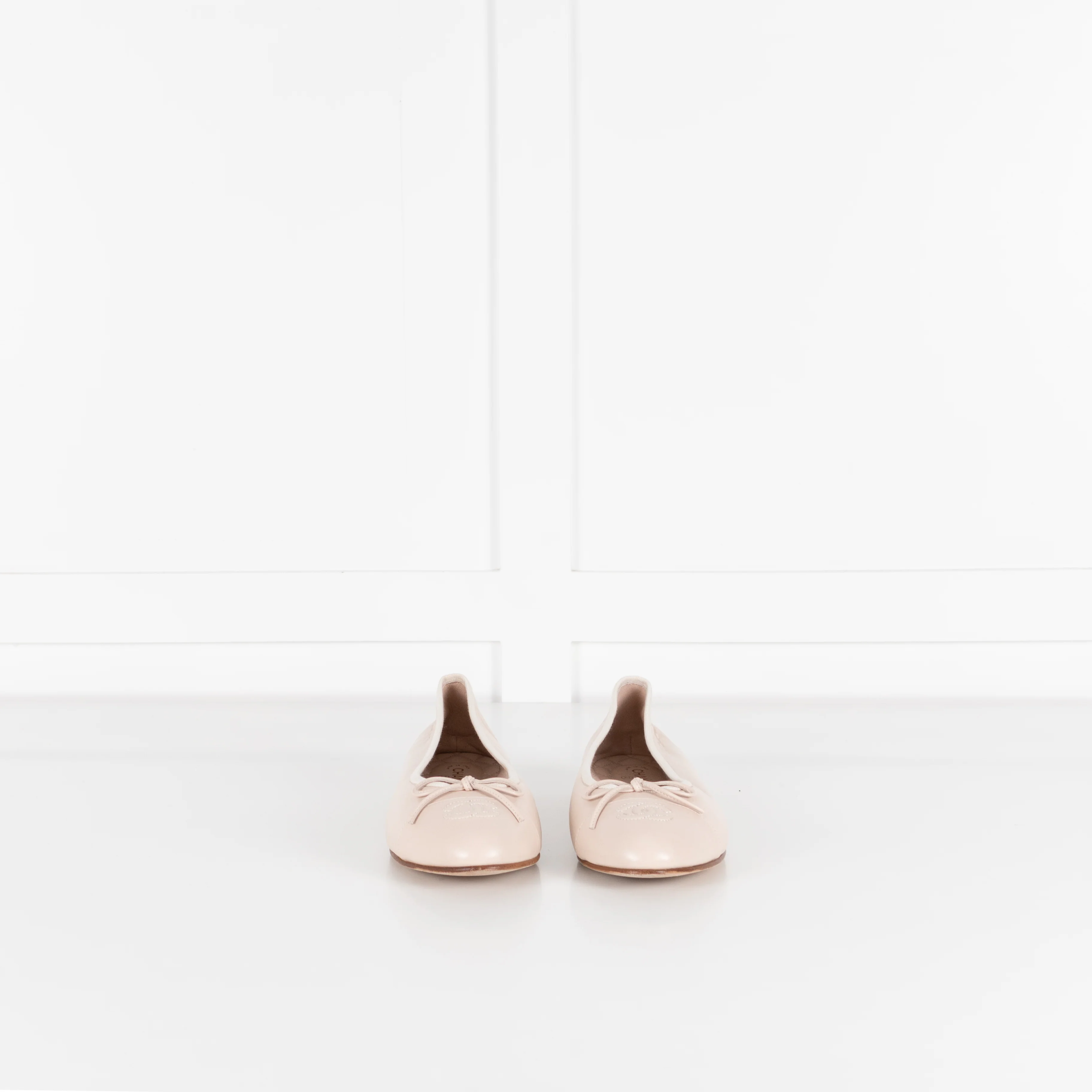 Chanel Beige Lamb Skin Leather CC Bow Ballet Shoes - Image 3