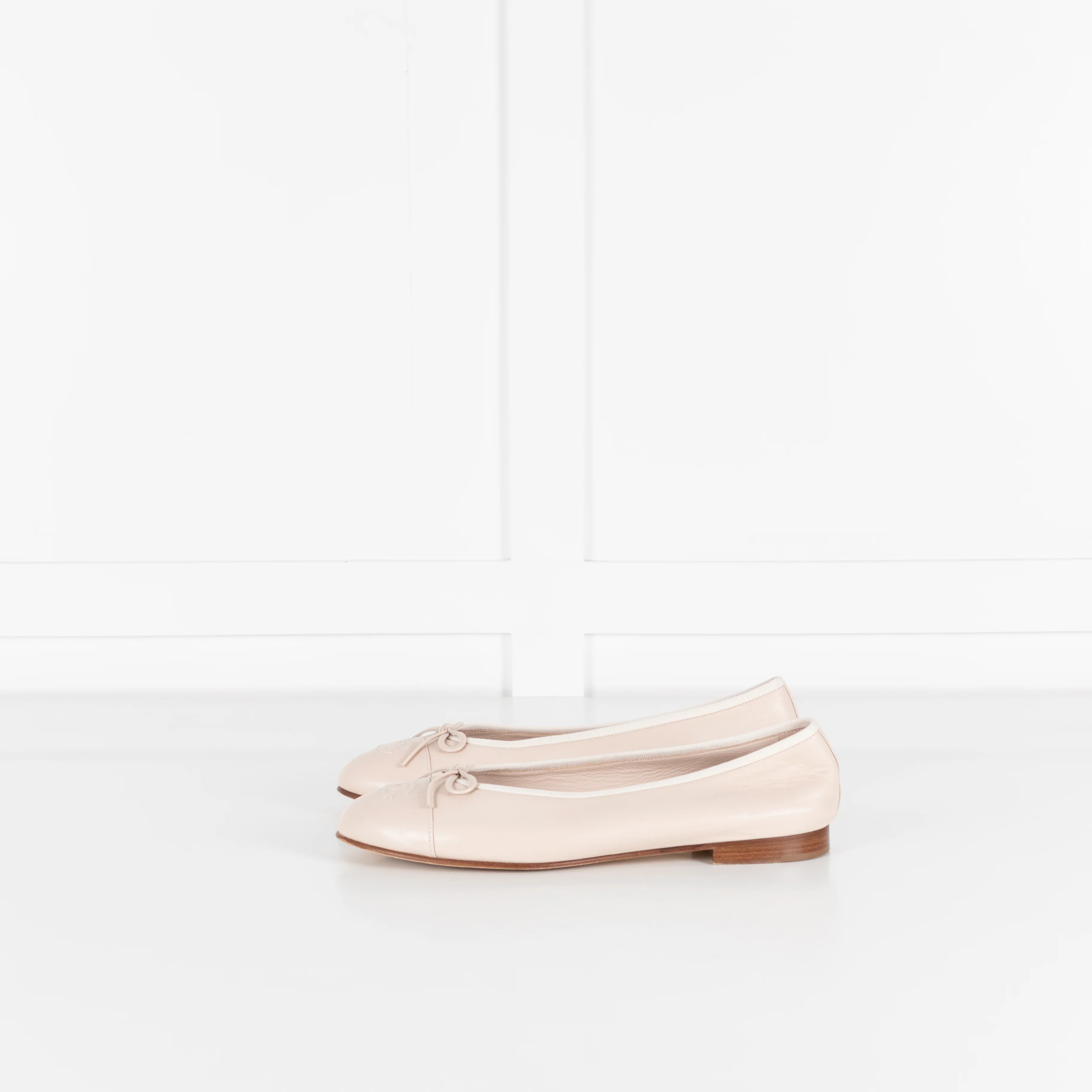 Chanel Beige Lamb Skin Leather CC Bow Ballet Shoes - Image 4