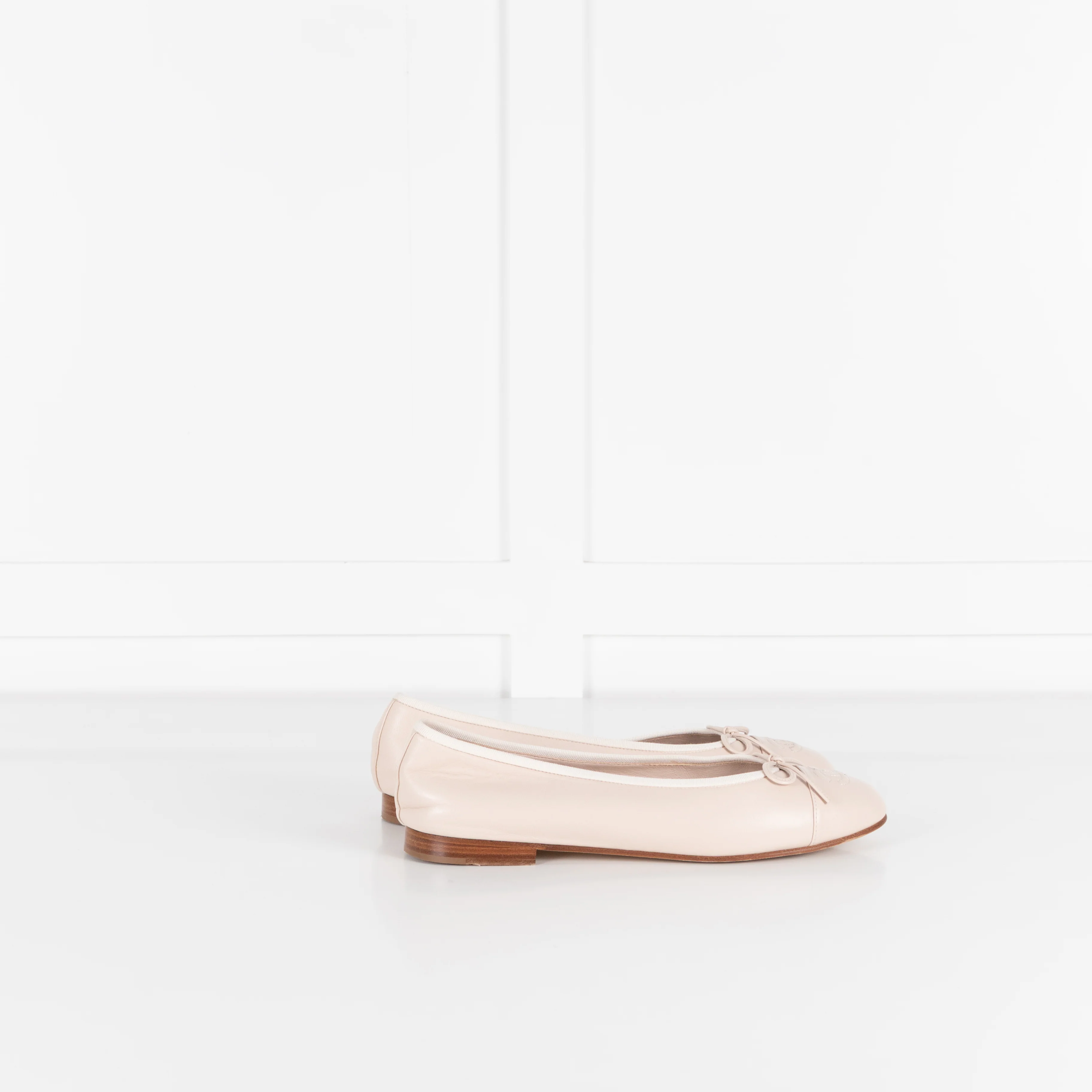 Chanel Beige Lamb Skin Leather CC Bow Ballet Shoes - Image 6