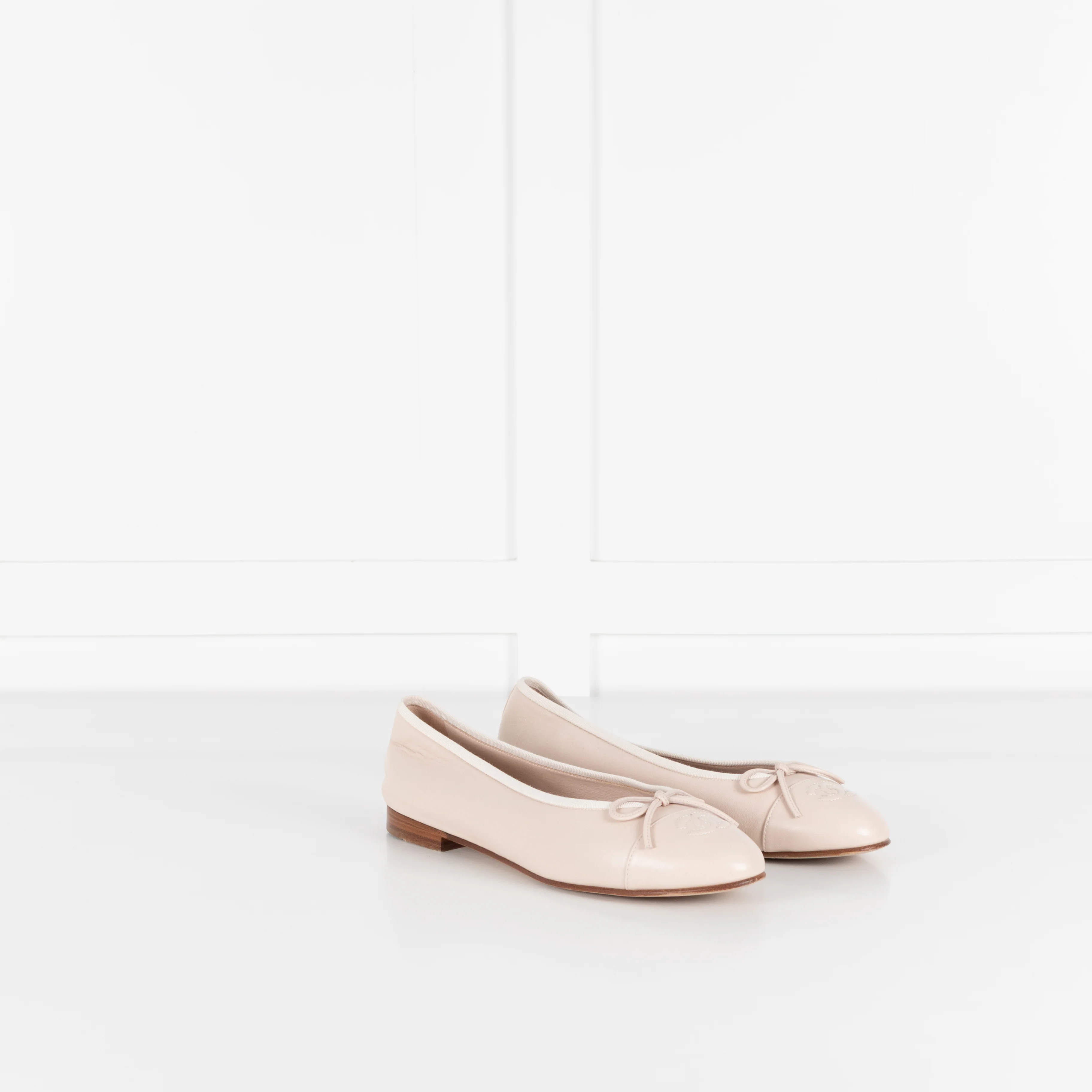 Chanel Beige Lamb Skin Leather CC Bow Ballet Shoes - Image 7