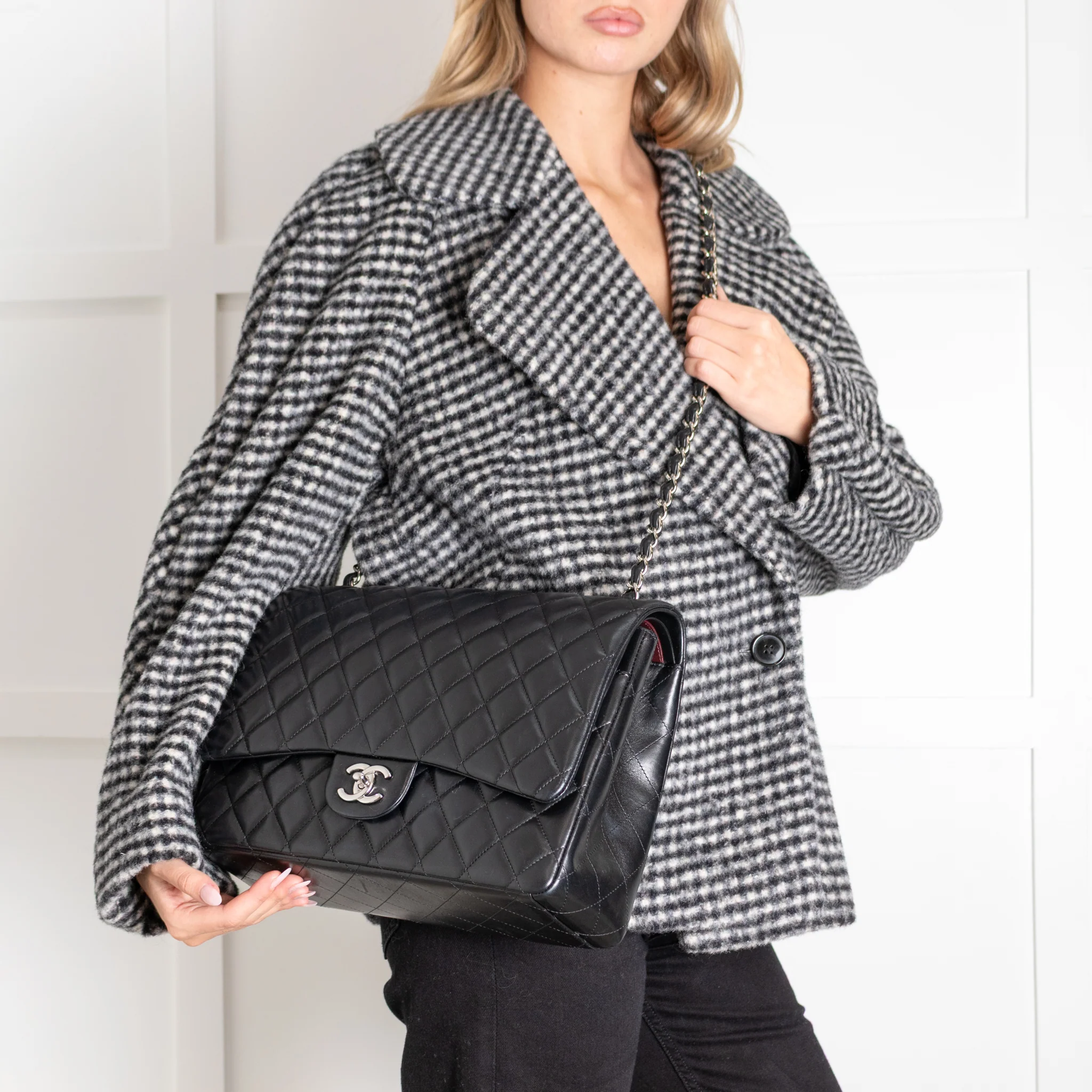 Chanel Black Lambskin Maxi Classic Double Flap Bag - Image 4