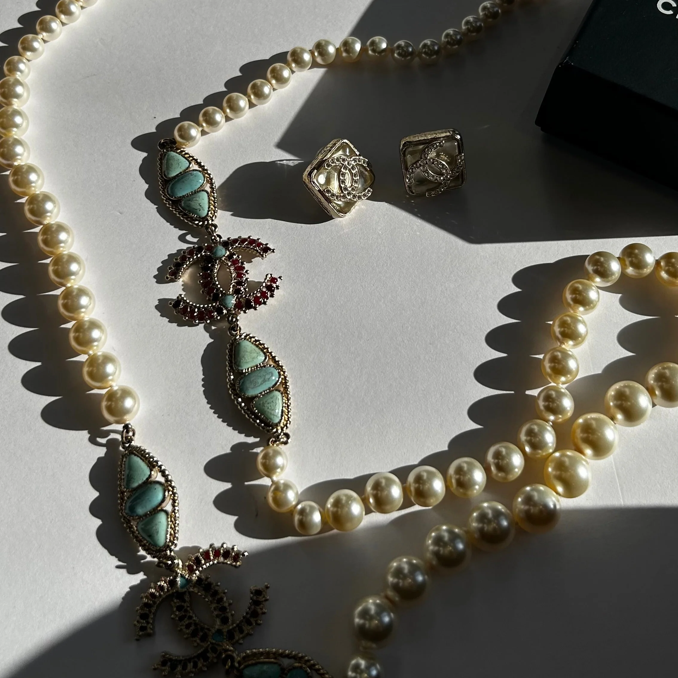 Chanel Cream Faux Pearl & Resin CC bead Necklace - Image 4