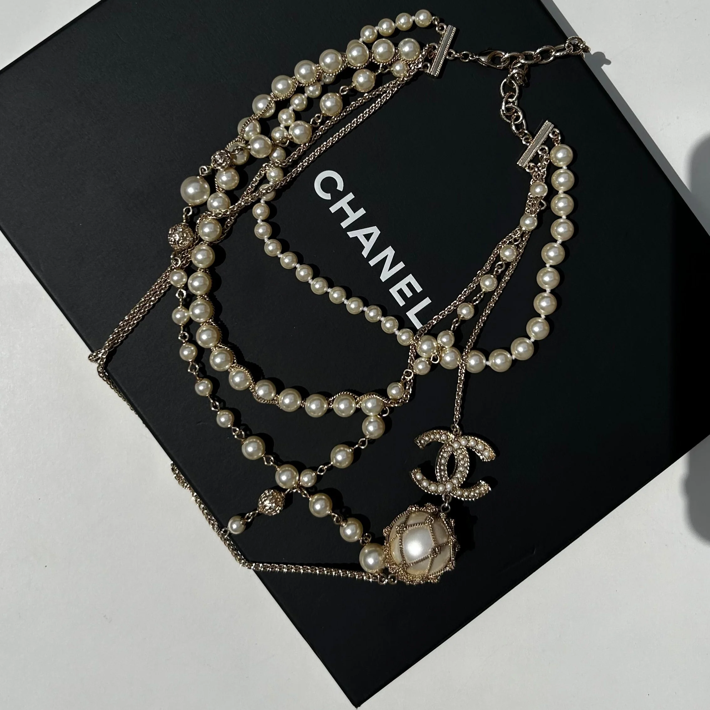 Chanel Cream Pearls Gold Chain Necklace - Image 2