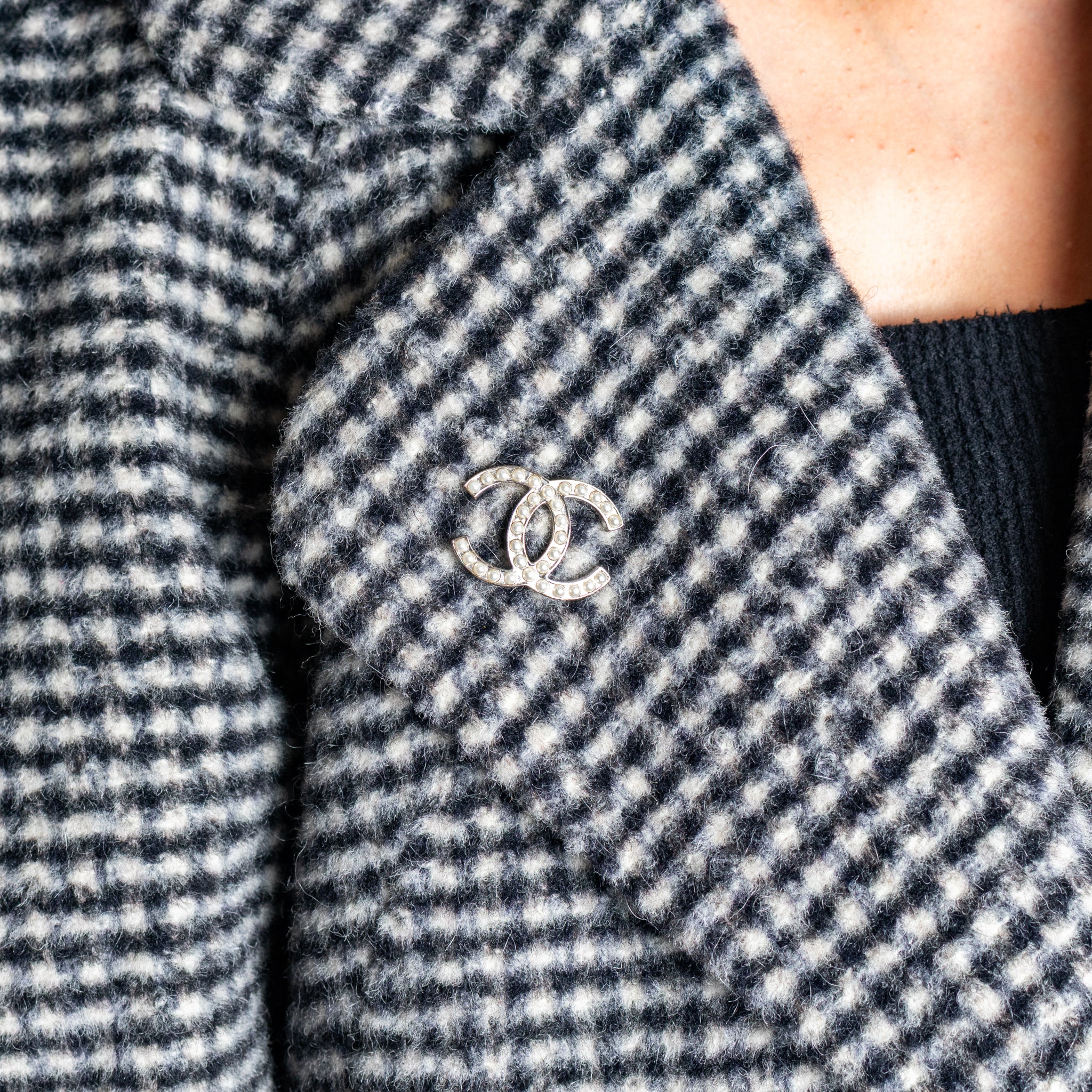 Chanel Silver Faux Pearl CC Brooch - Image 2