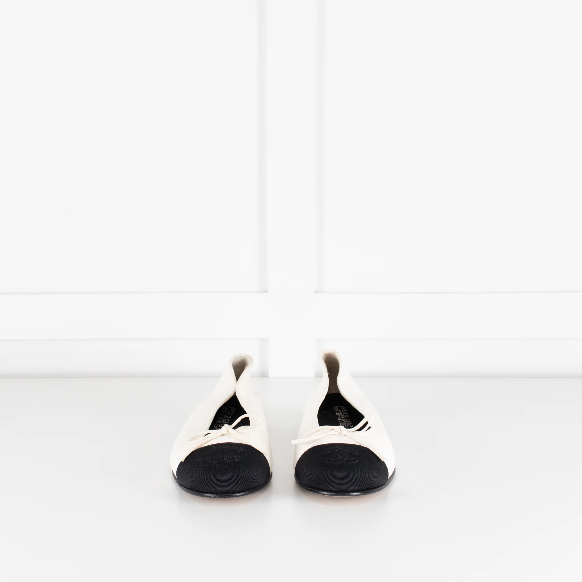 Chanel White Leather Black Fabric Toe Flat Ballet Pumps - Image 2