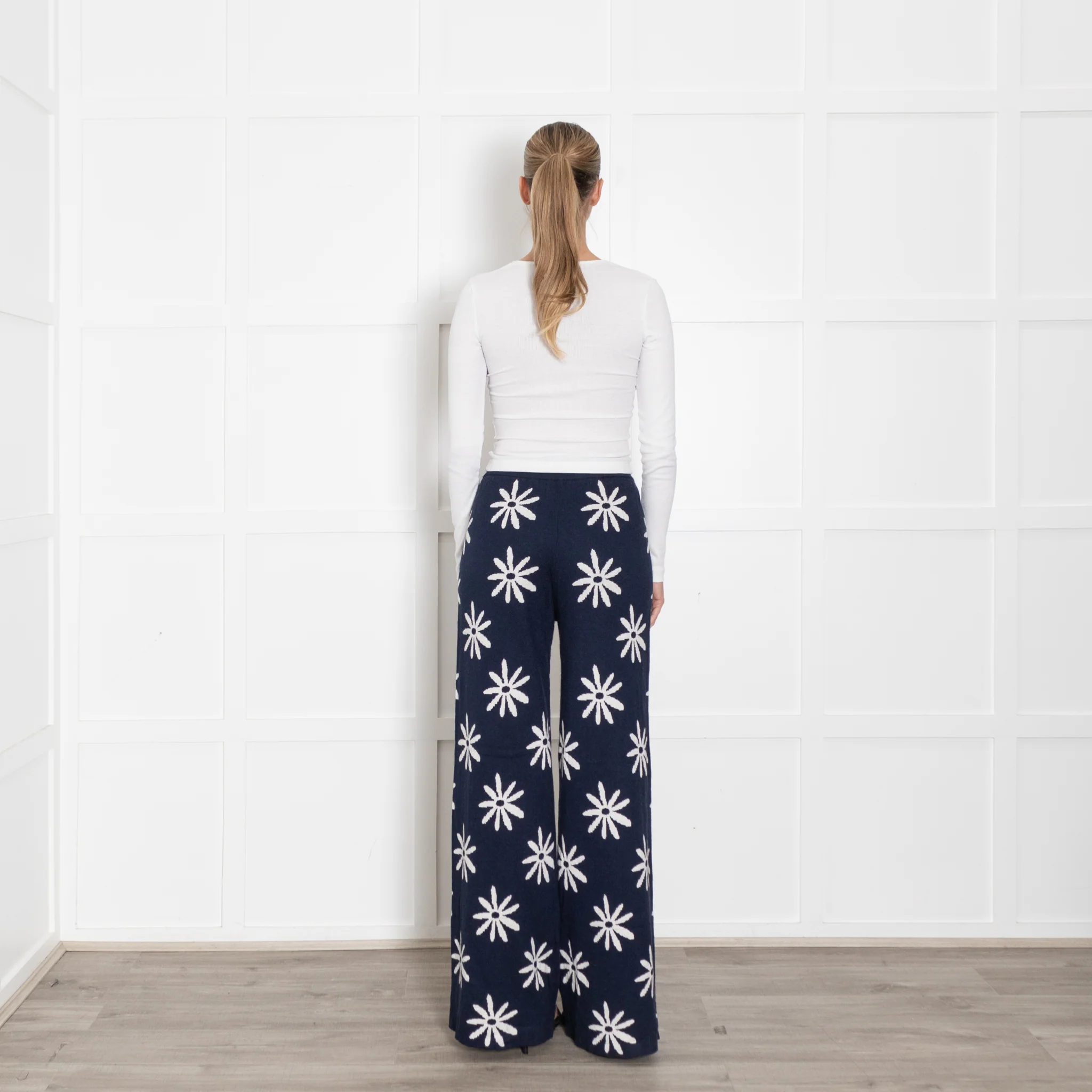 CHINTI & PARKER Ditsy Daisy Blue & White Cashmere Mix Flared Trousers - Image 5