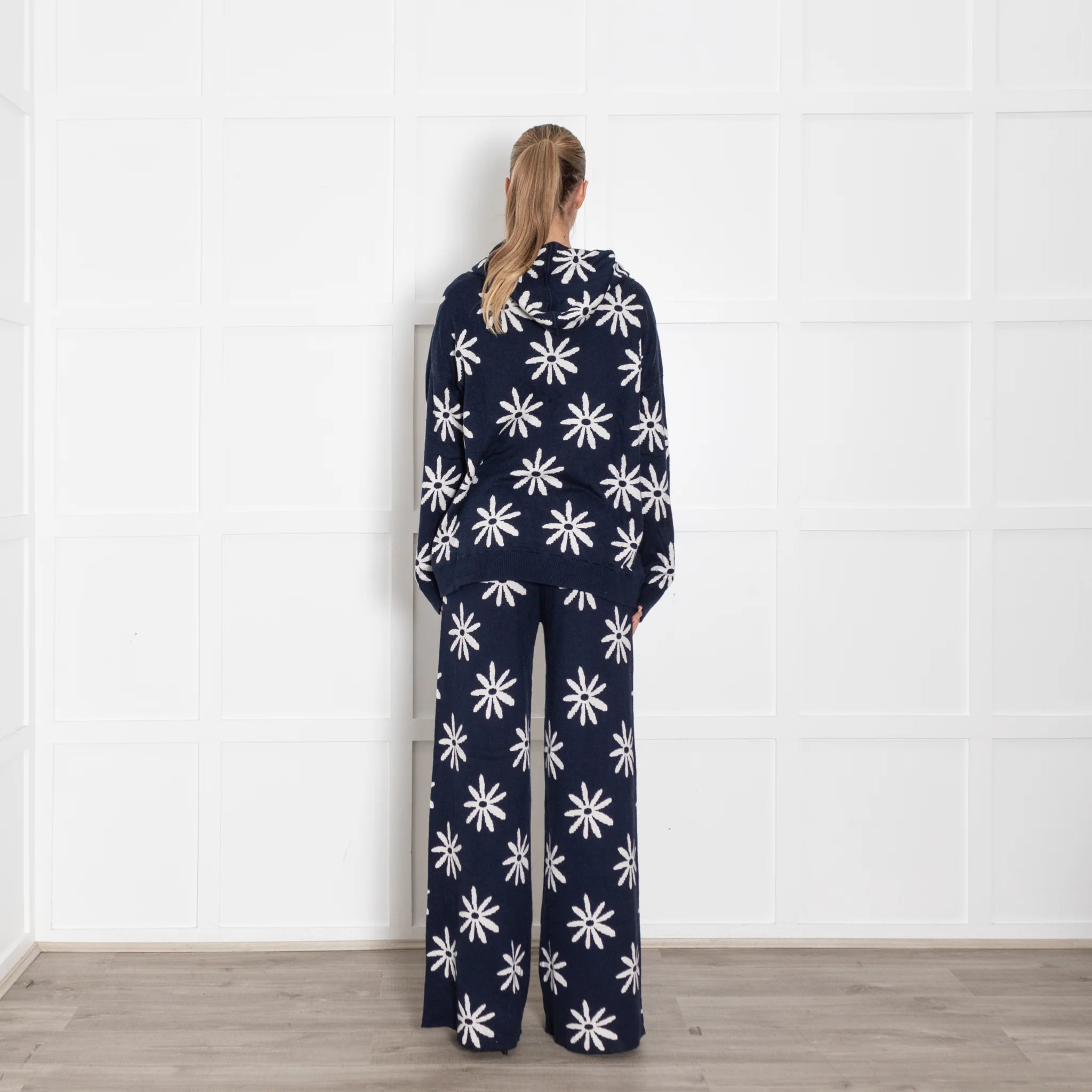 CHINTI & PARKER Ditsy Daisy Blue & White Cashmere Mix Hoodie - Image 5