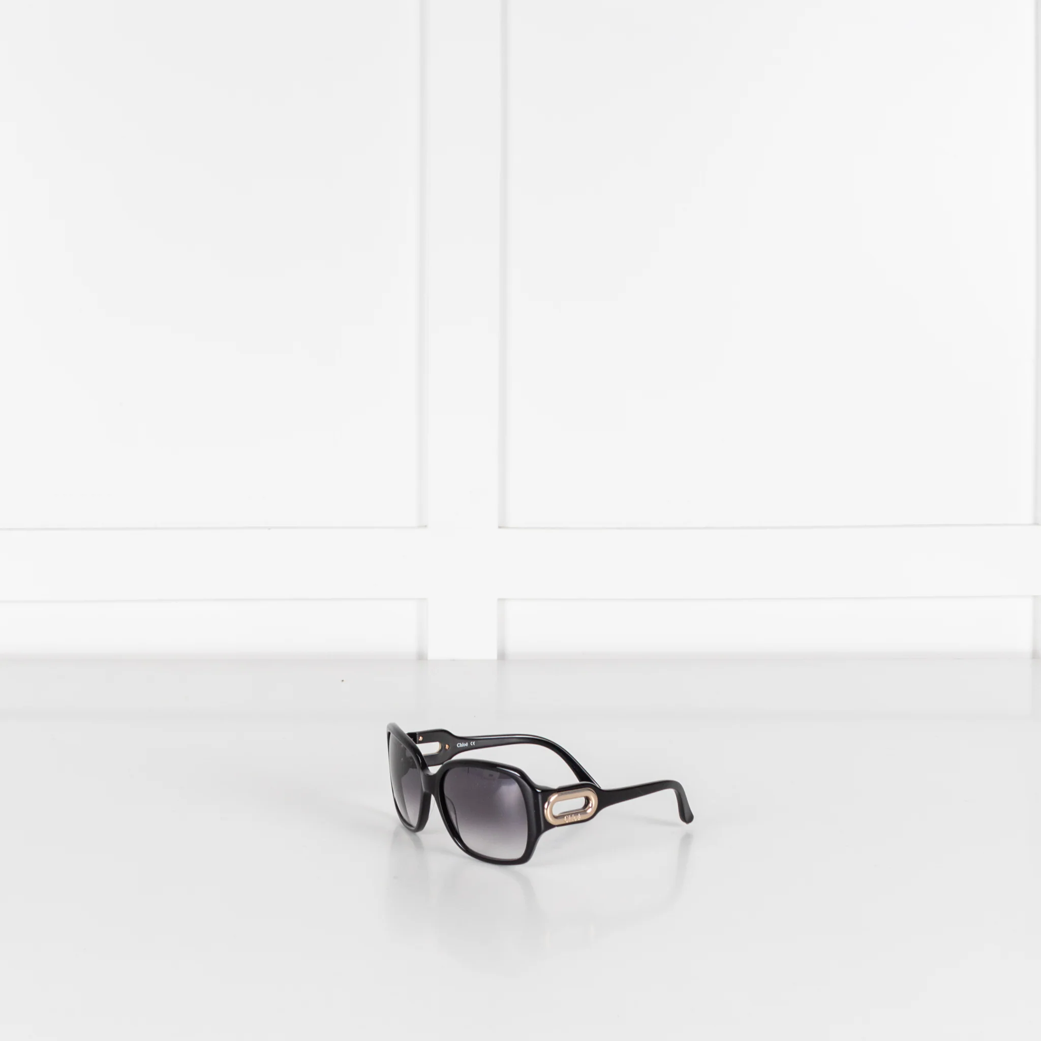 Chloe Black Oversized Sunglasses With Gold Detail & Logo On Arms - Image 3