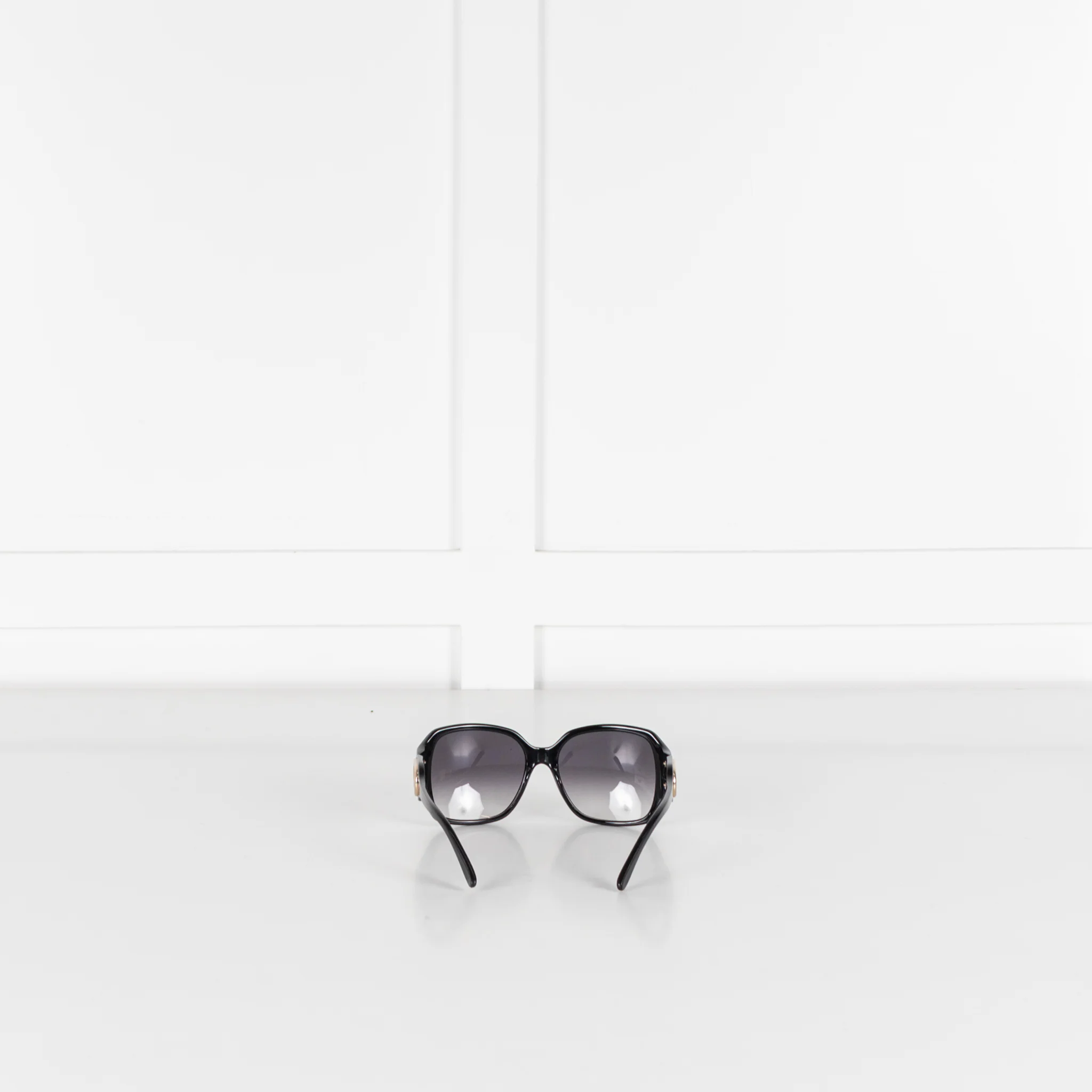 Chloe Black Oversized Sunglasses With Gold Detail & Logo On Arms - Image 5