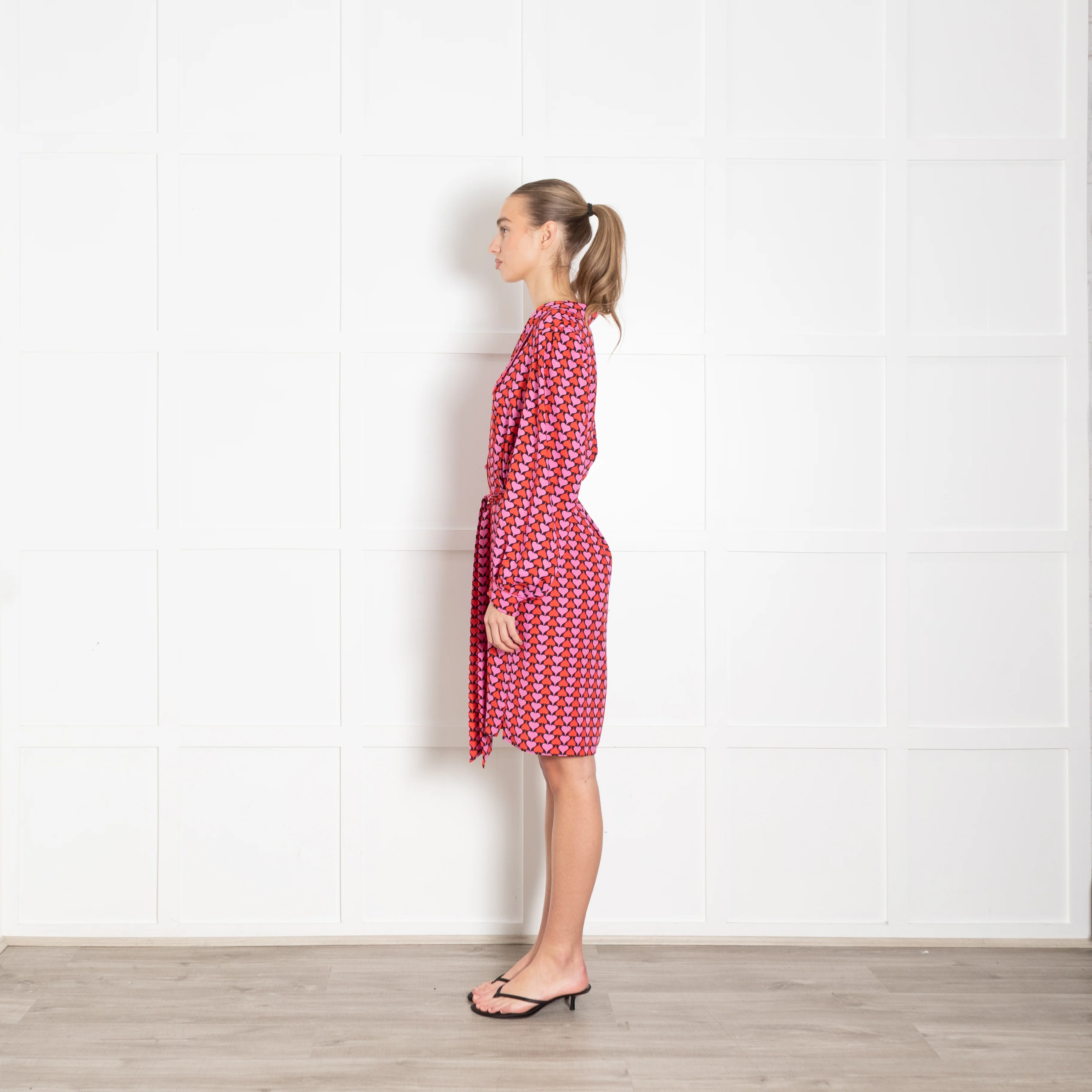 Diane Von Furstenberg Black Pink Red Heart Print Belted Dress - Image 4