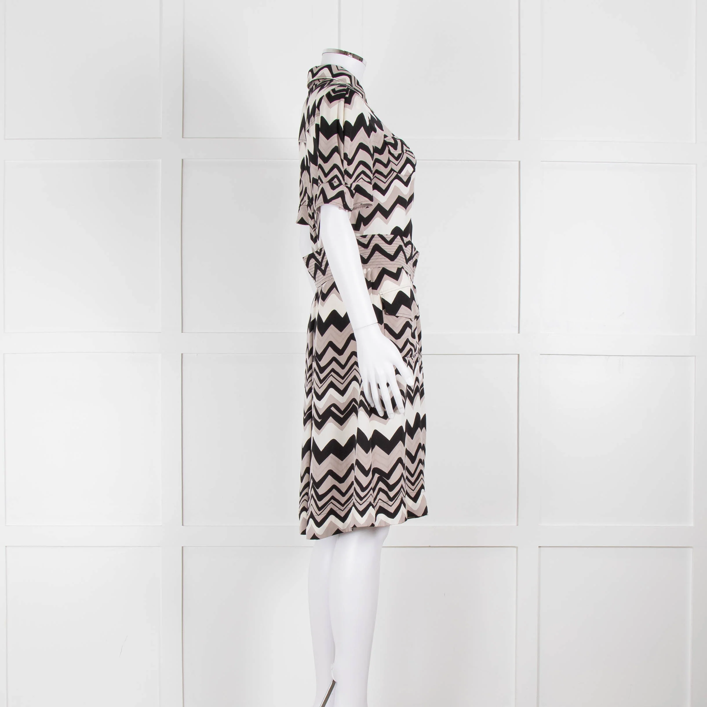 Diane Von Furstenberg Cream Black Zig Zag Belted Short Sleeve Dress - Image 3