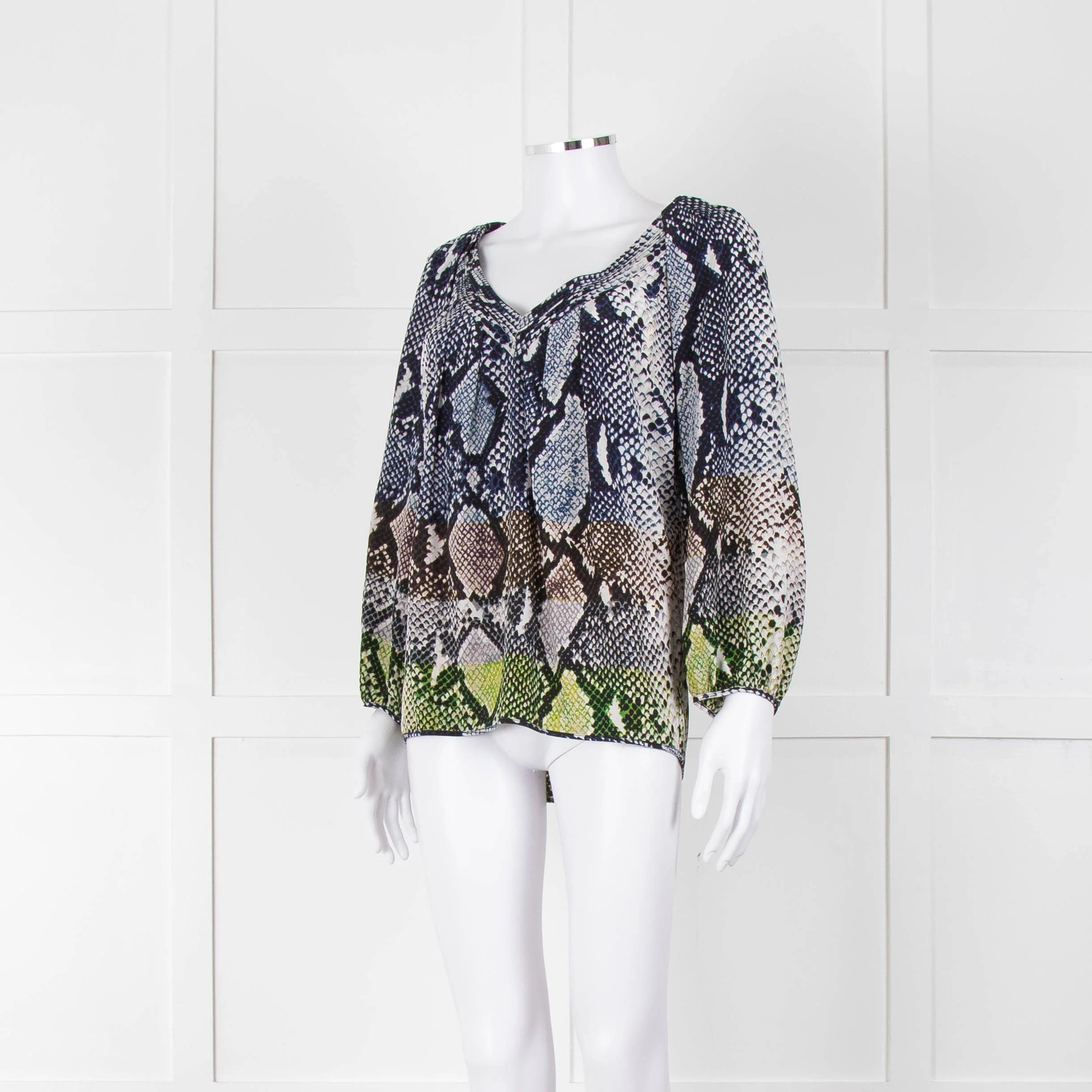 Diane Von Furstenberg Navy White Snake Print V-Neck Top - Image 8