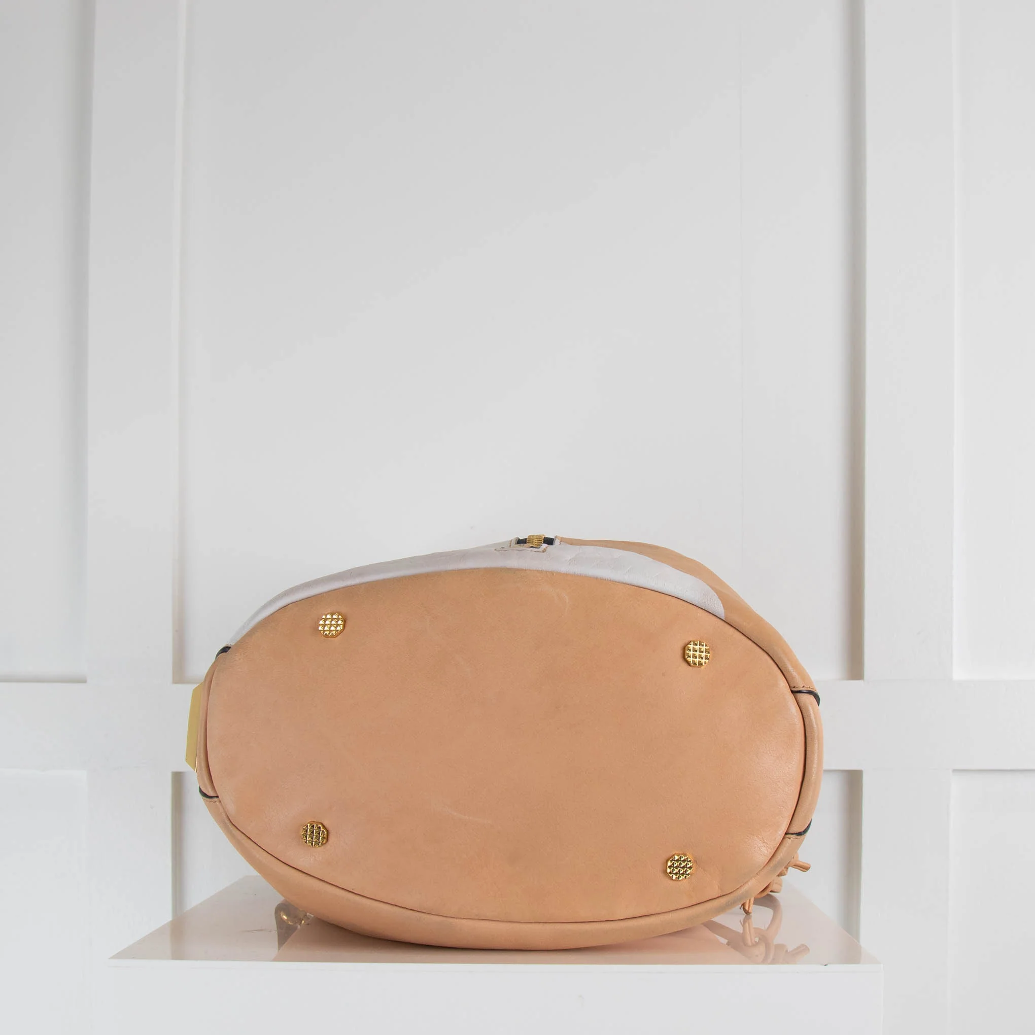 Elizabeth & James Beige White Bucket Bag - Image 5