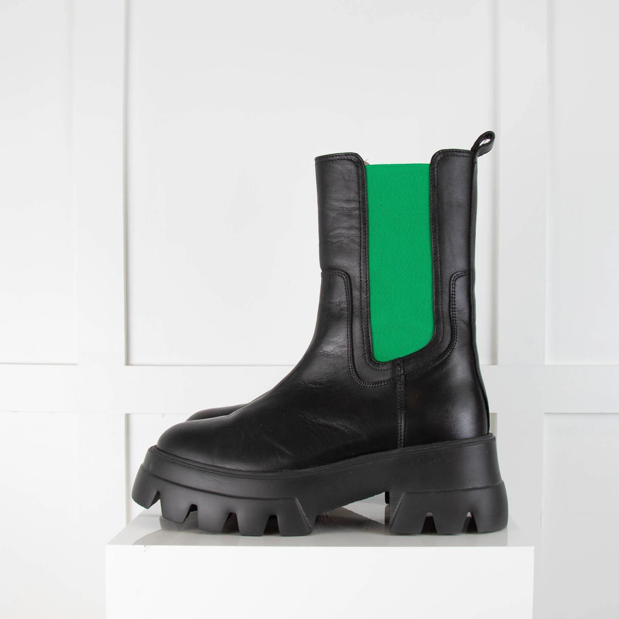 Essentiel Antwerp Black Chelsea Boots with Green Elastic - Image 3