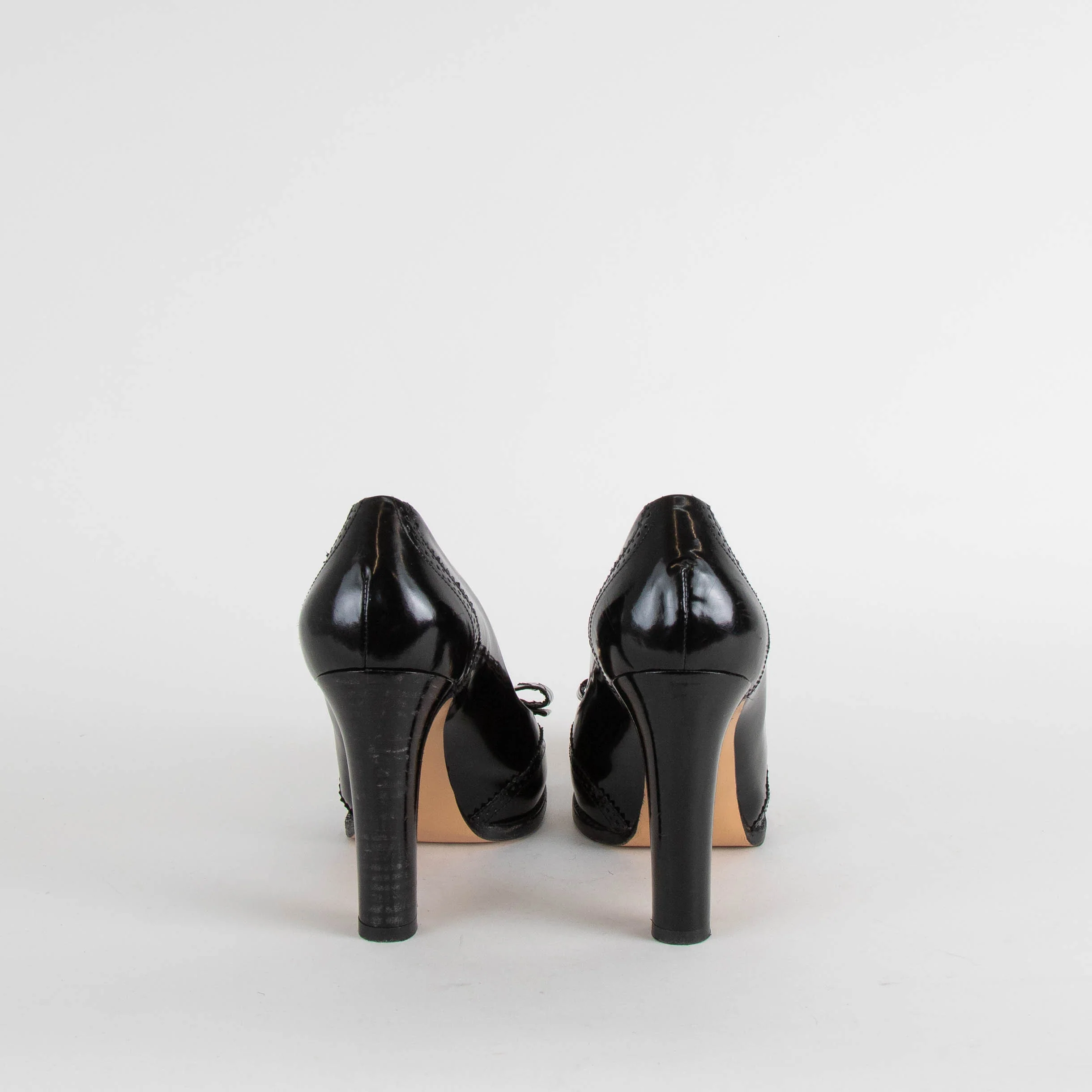 Salvatore Ferragamo Black Patent Heels with Logo Bow - Image 4