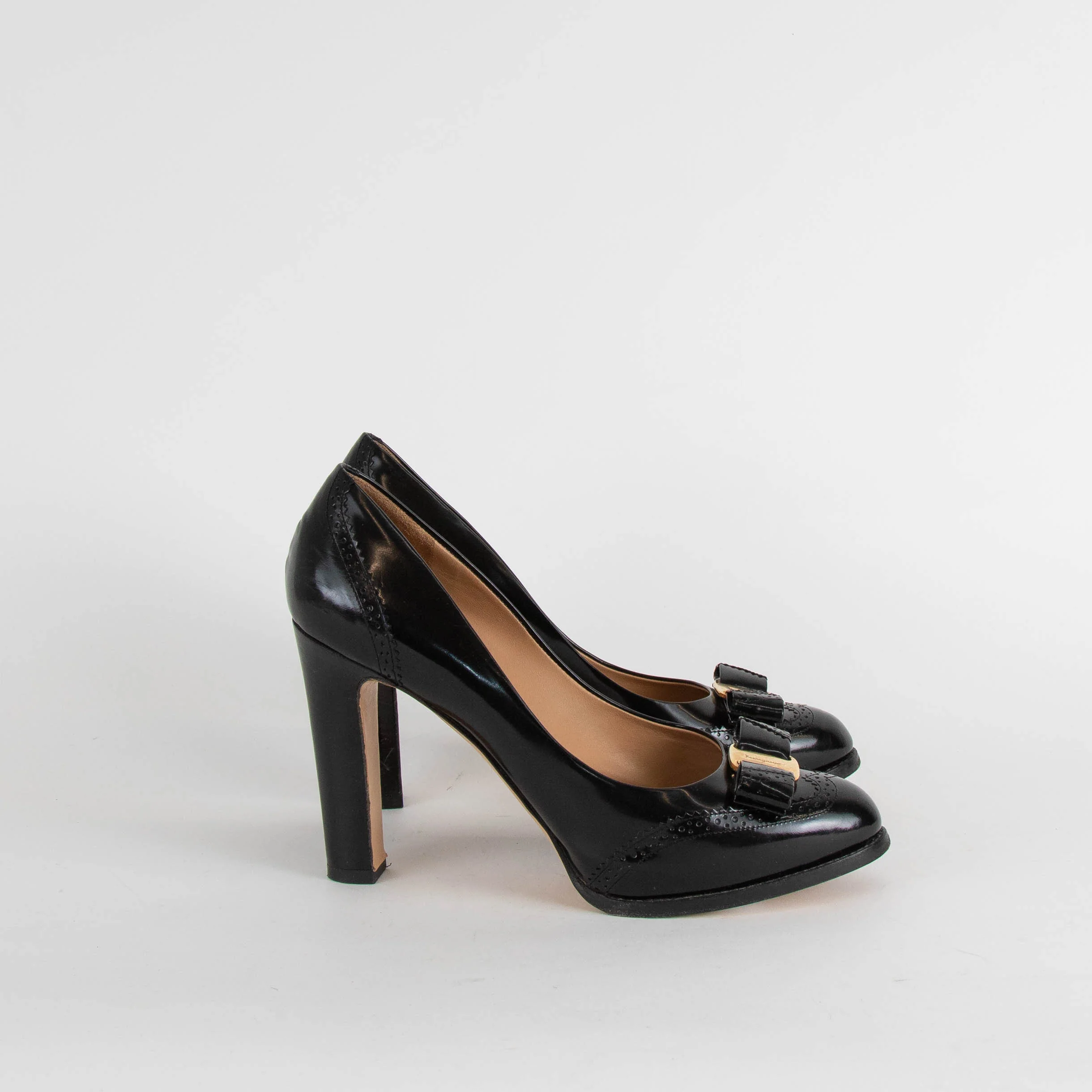 Salvatore Ferragamo Black Patent Heels with Logo Bow - Image 5