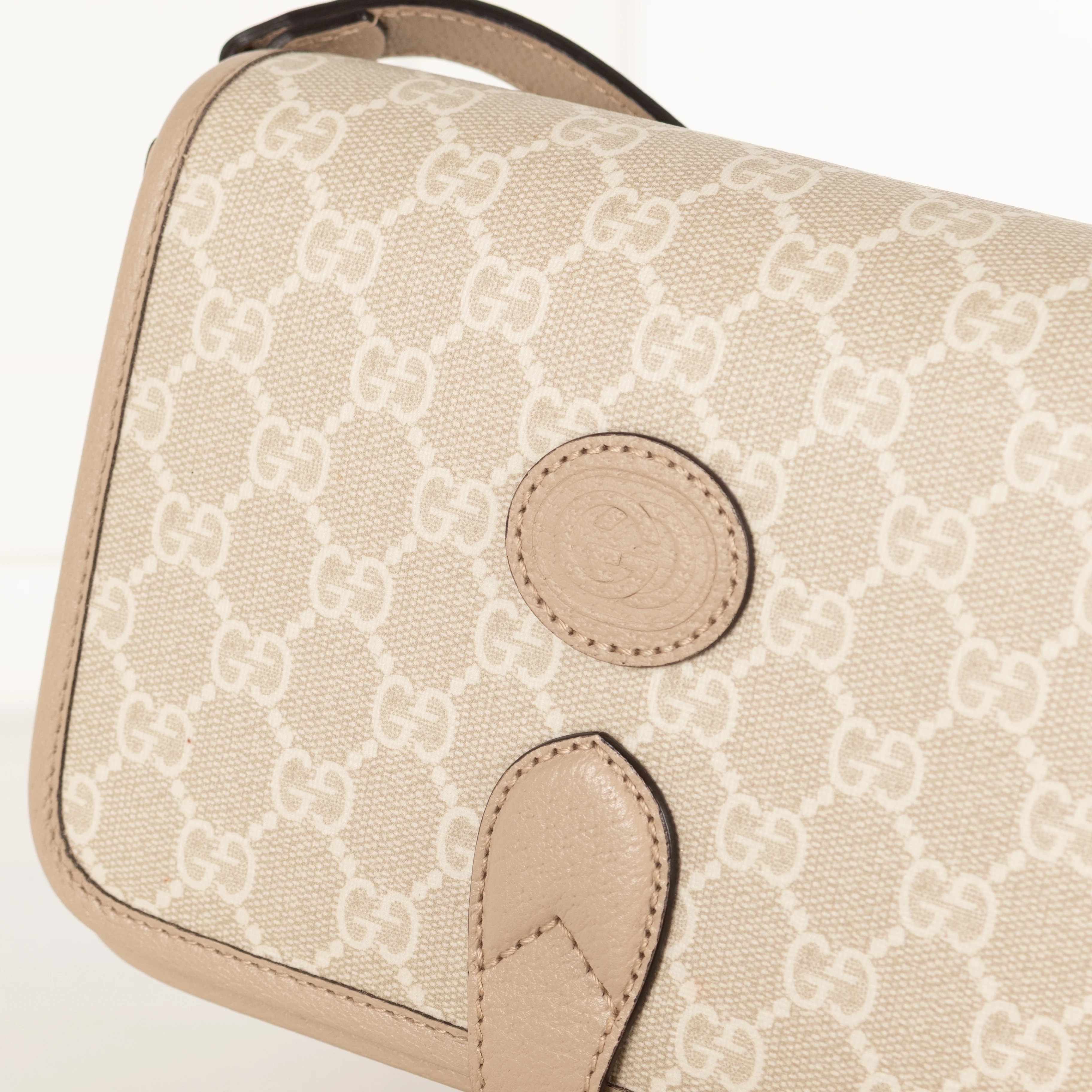 Gucci Beige & White Canvas Interlocking G Crossbody Bag - Image 11