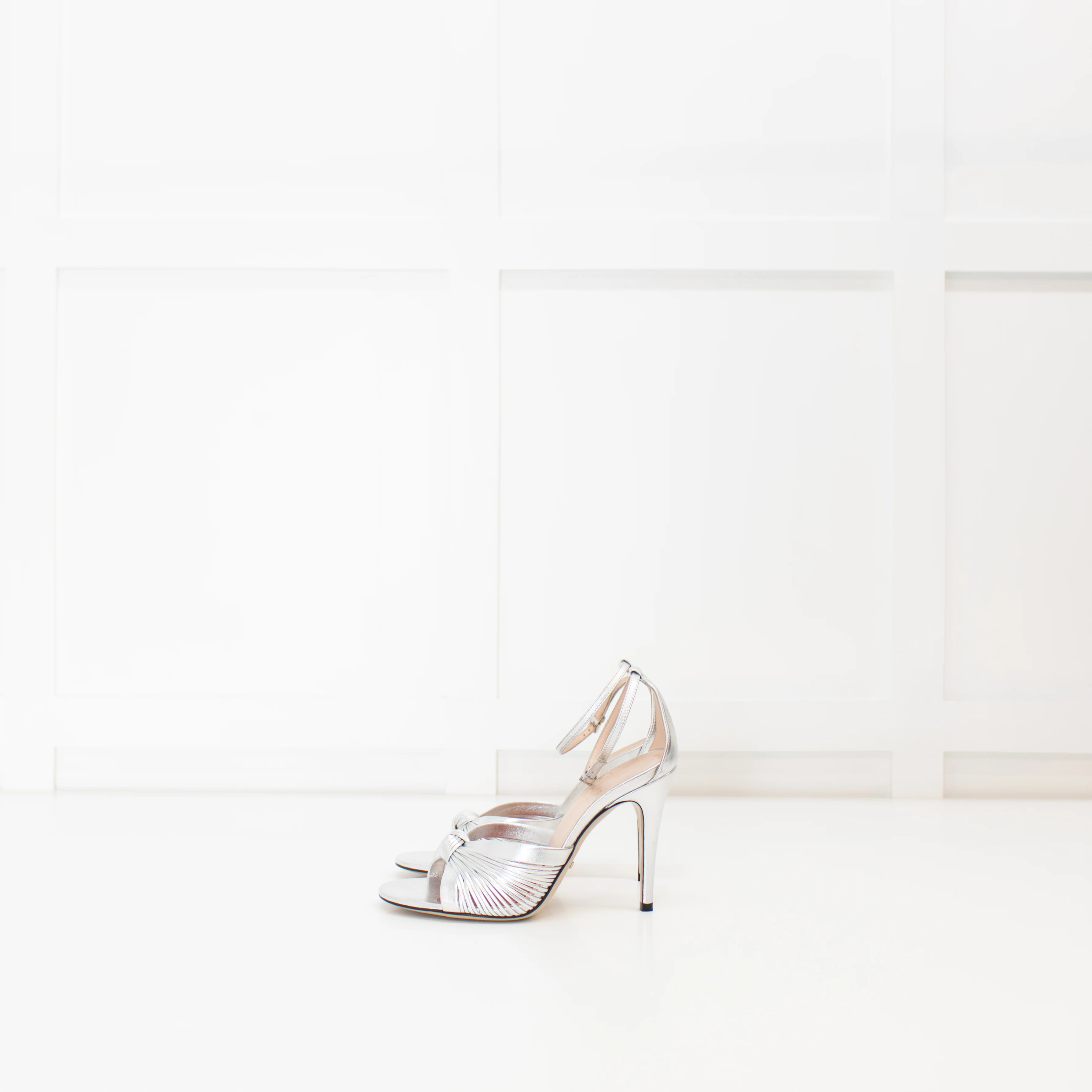 Gucci Silver Knotted Heels with Ankle Strap - Image 4