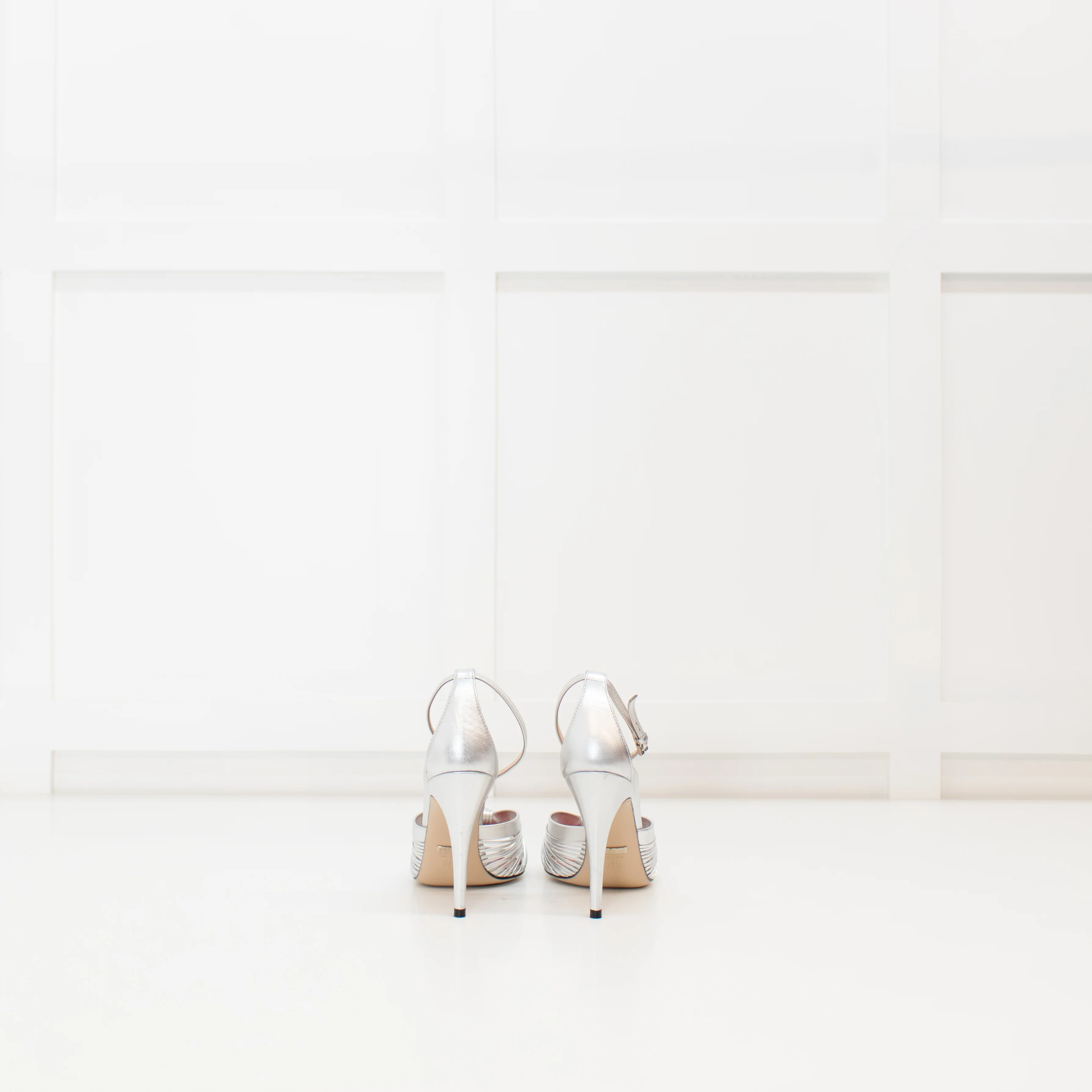 Gucci Silver Knotted Heels with Ankle Strap - Image 5