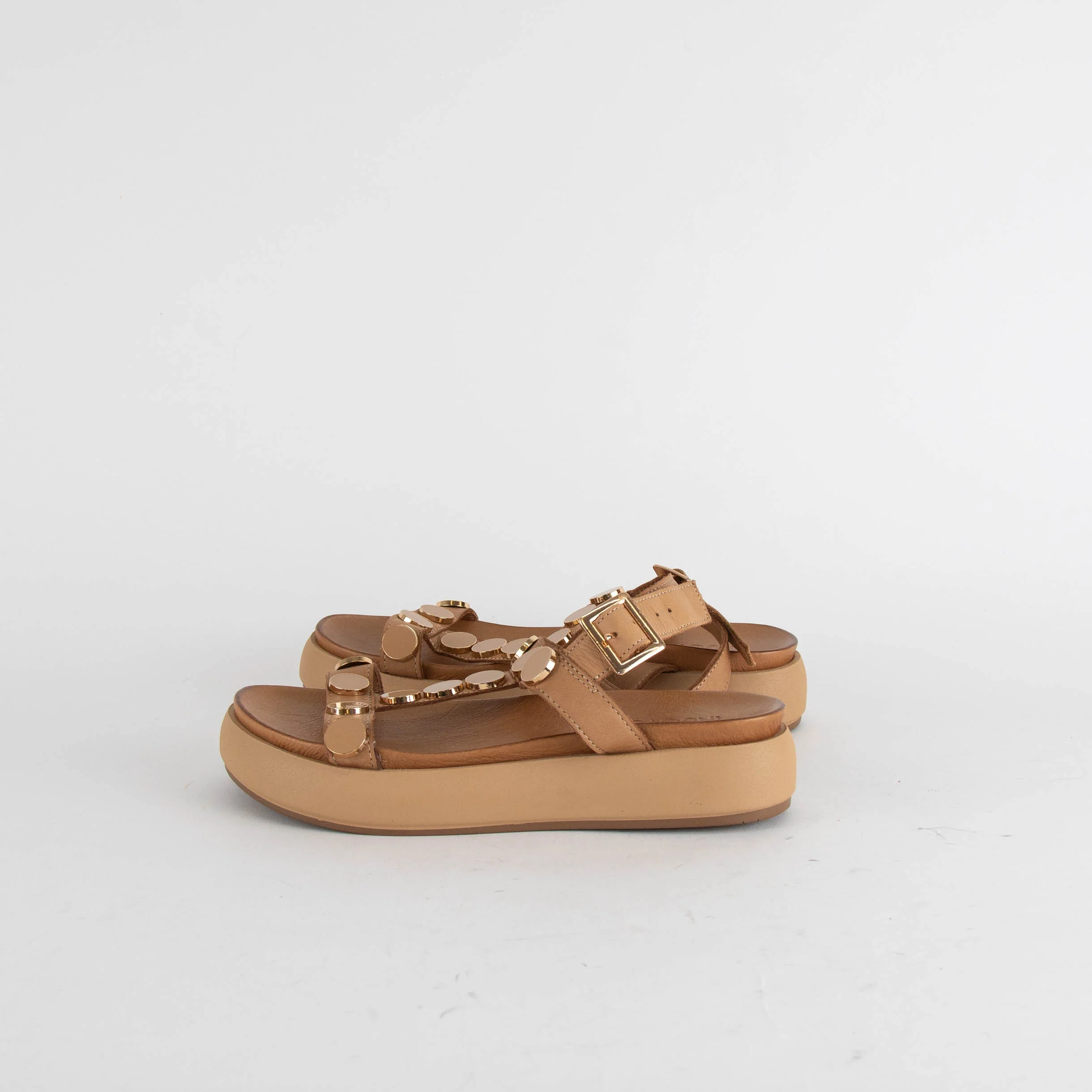 Inuovo Tan Sandal With Gold Disc - Image 3