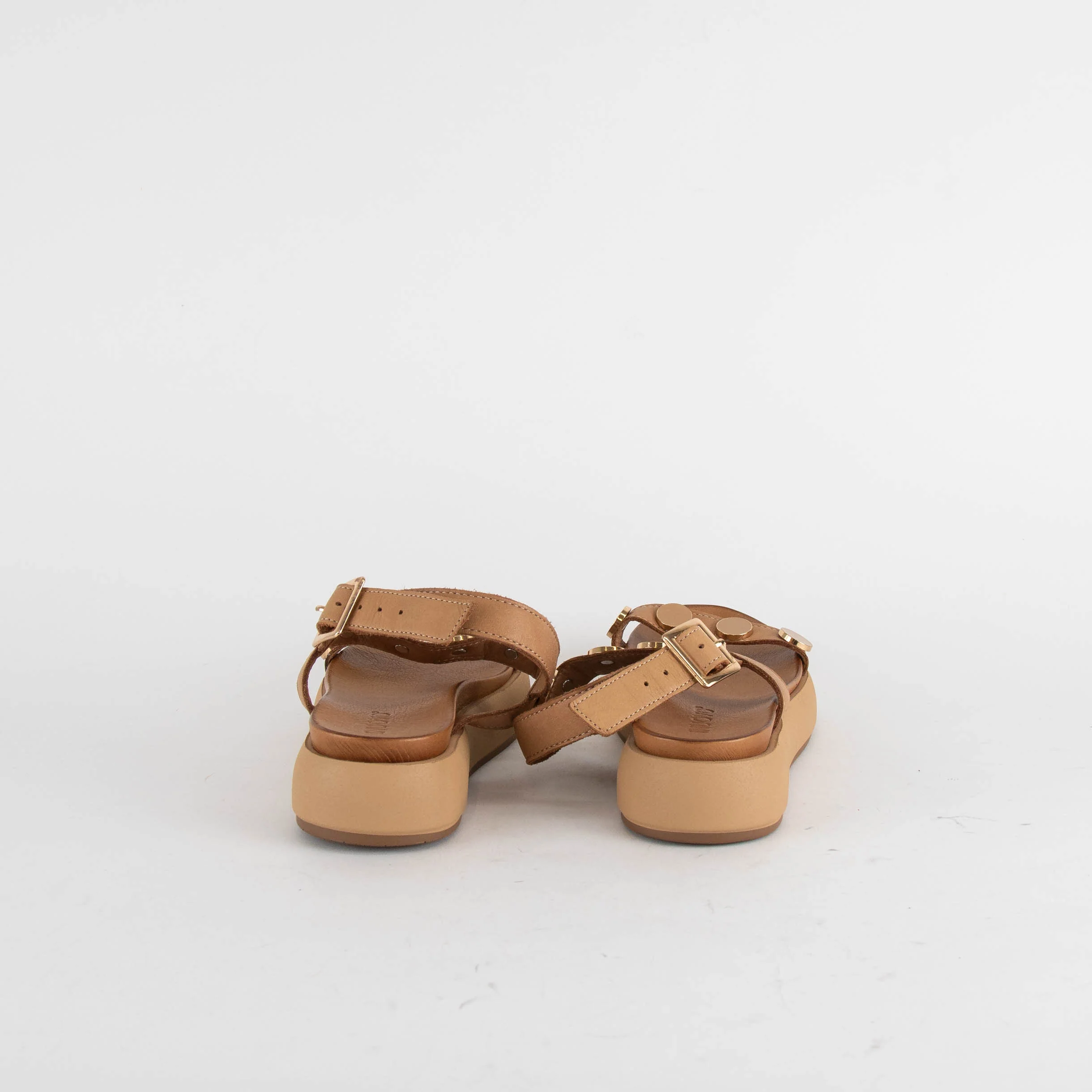 Inuovo Tan Sandal With Gold Disc - Image 4