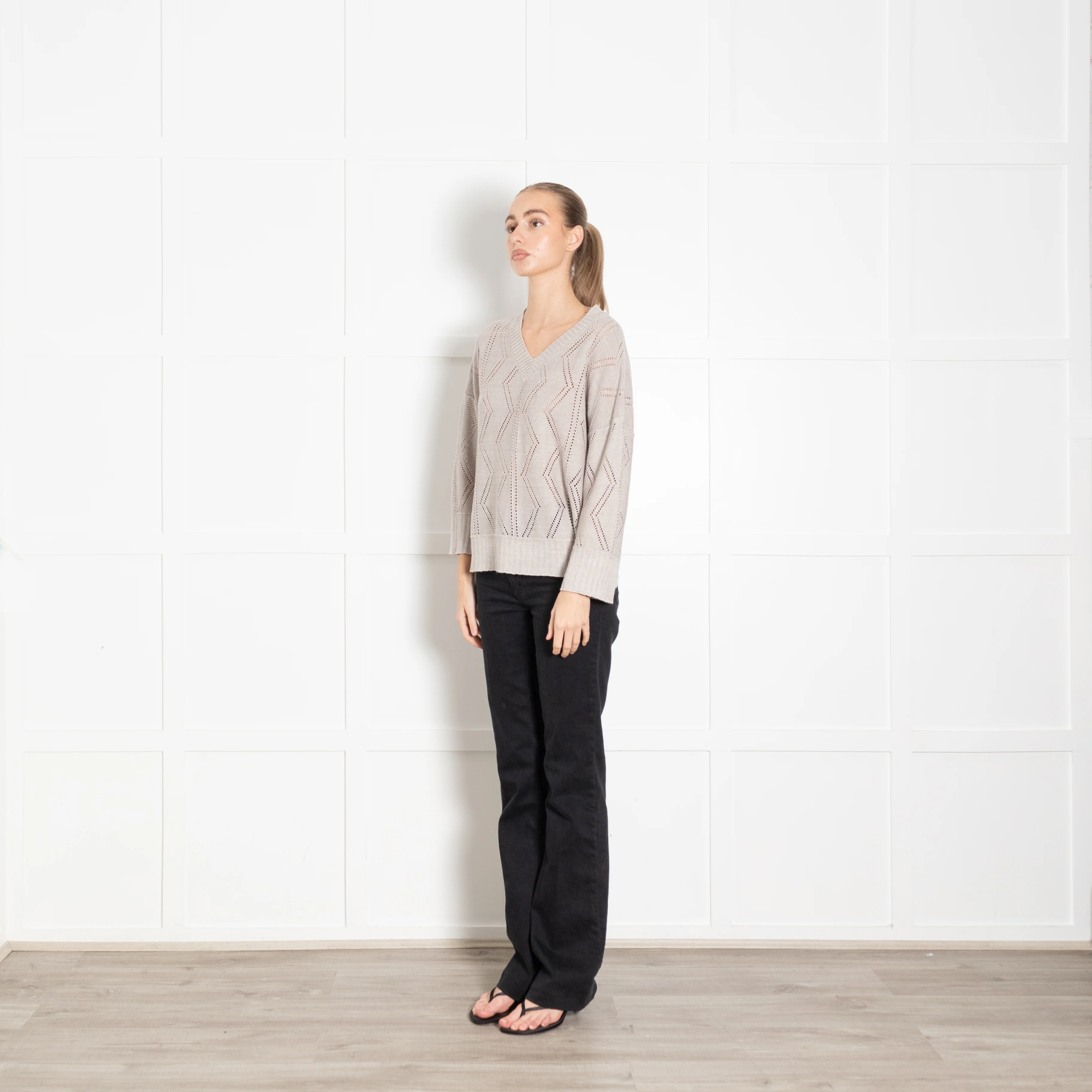 Kinross Grey Linen Diamond Pattern V Neck Jumper - Image 3