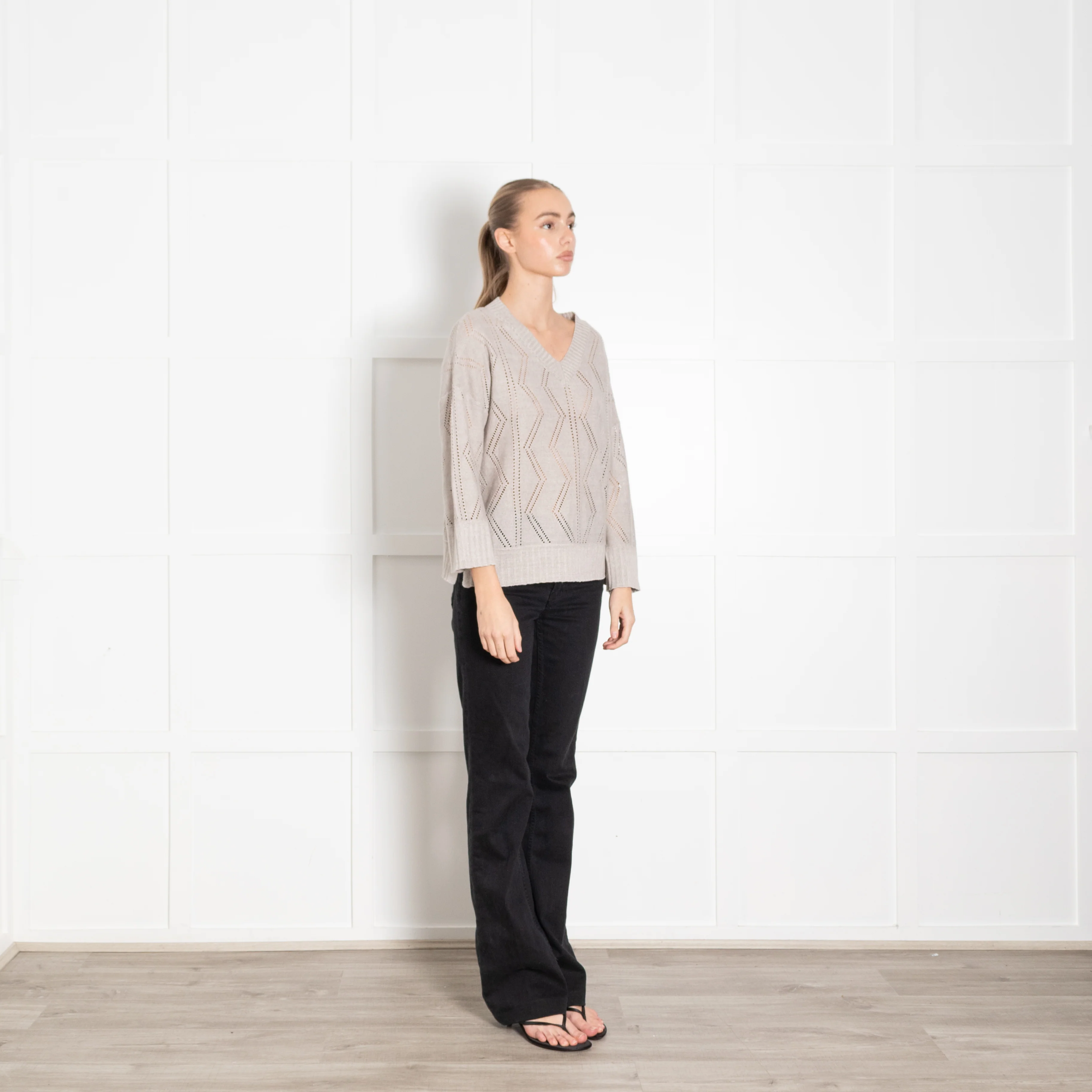 Kinross Grey Linen Diamond Pattern V Neck Jumper - Image 7