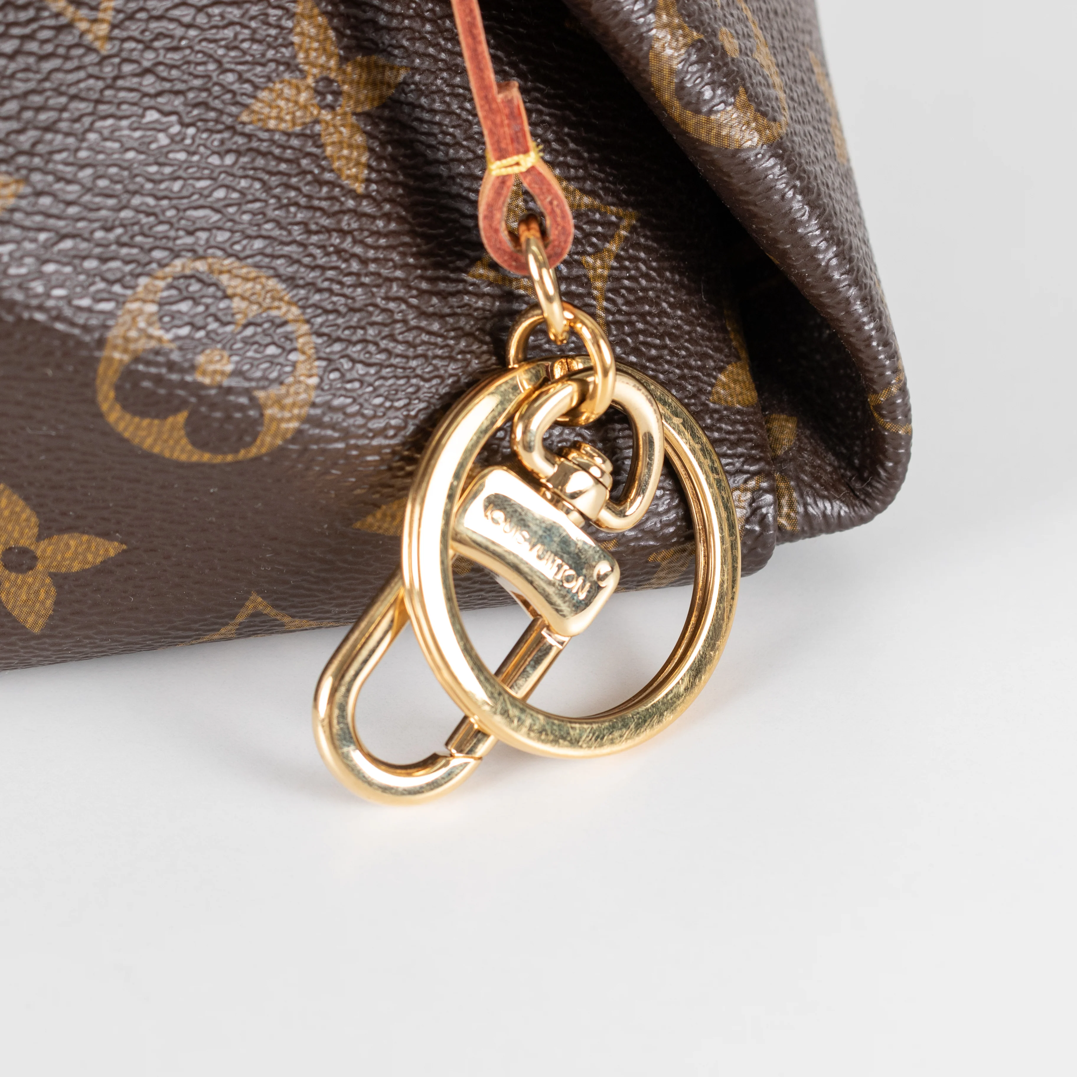 Louis Vuitton Artsy MM Shoulder Bag - Image 16
