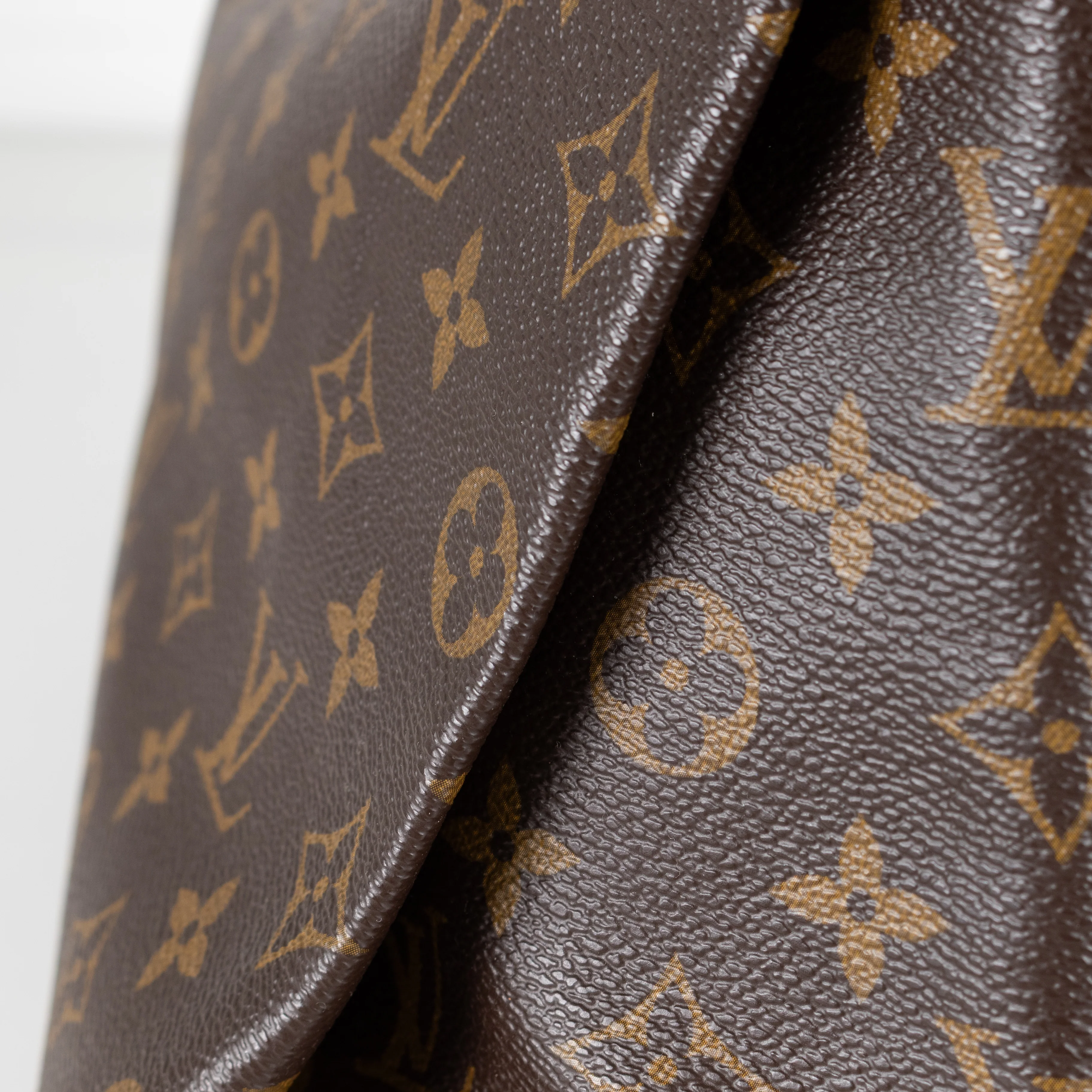 Louis Vuitton Artsy MM Shoulder Bag - Image 17