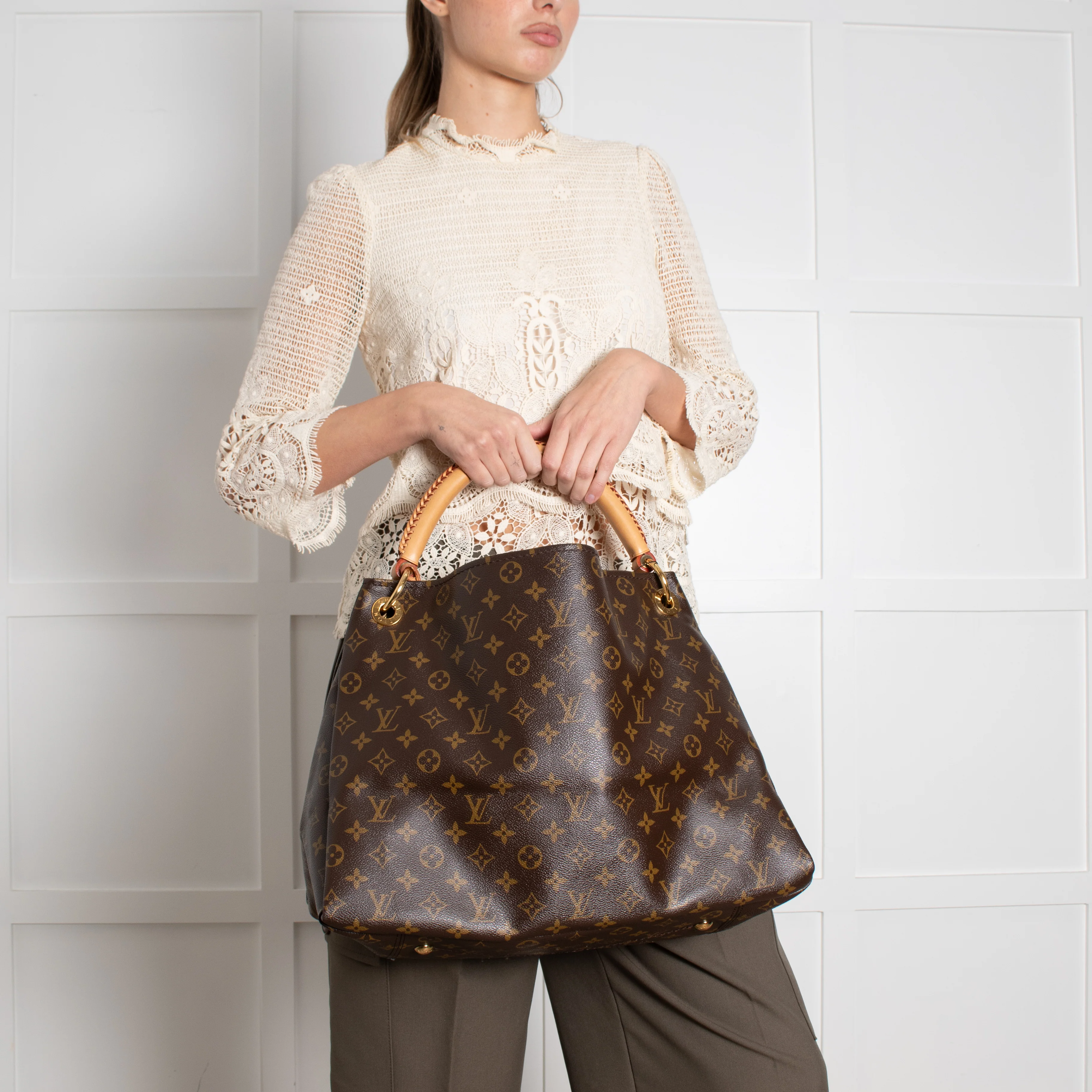 Louis Vuitton Artsy MM Shoulder Bag - Image 6