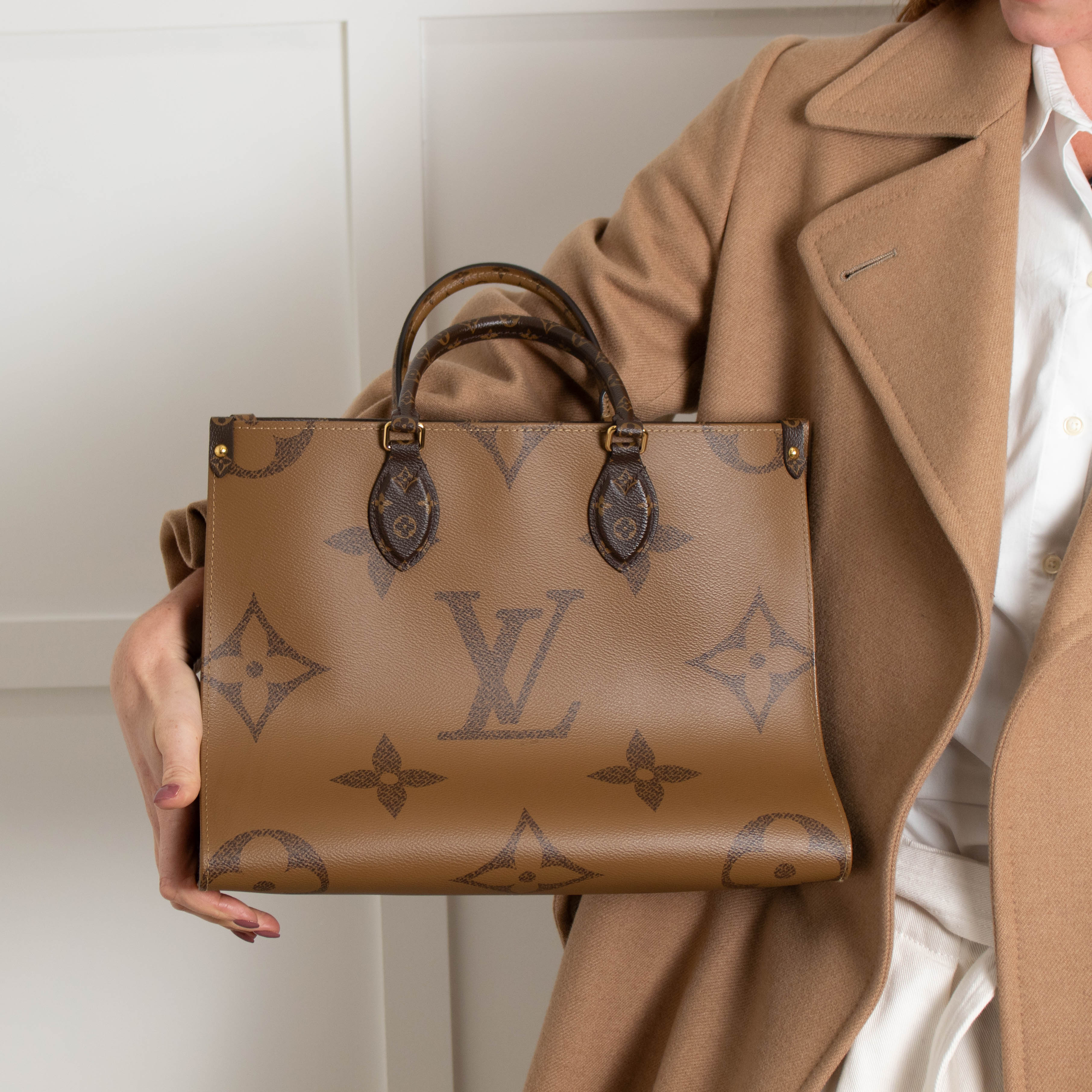 Louis Vuitton Brown Monogram OnTheGo MM Bag With Bag Charm - Image 4