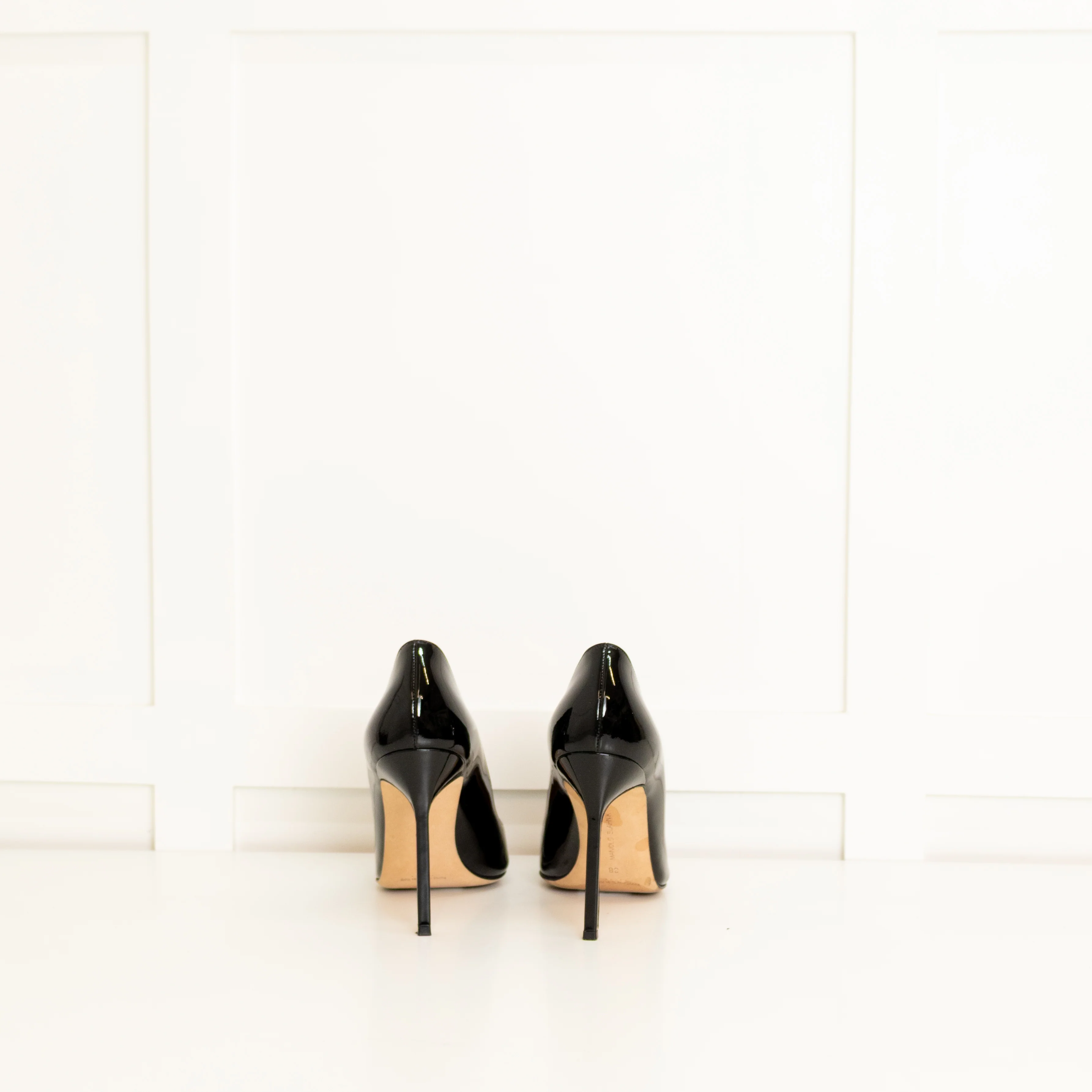 Manolo Blahnik Black Patent Leather Pointy Heeled Shoes - Image 4