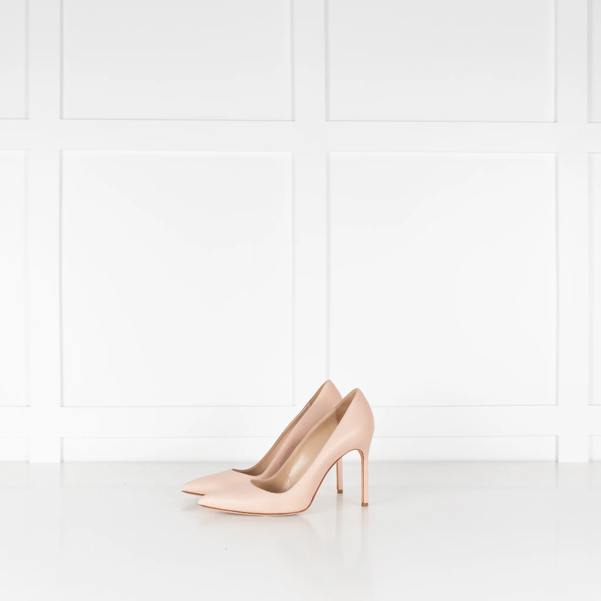 Manolo Blahnik Nude Court Shoes - Image 3