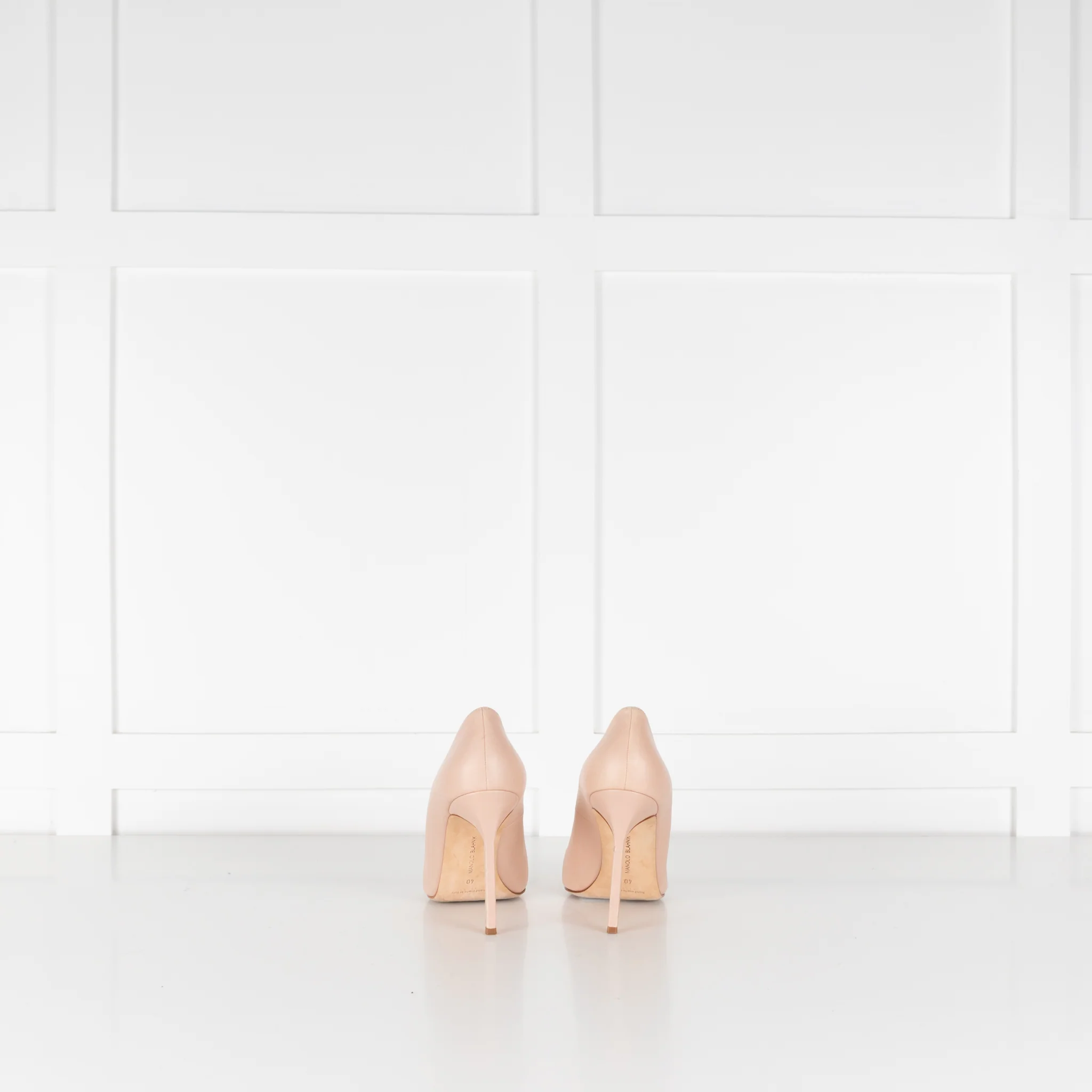 Manolo Blahnik Nude Court Shoes - Image 4