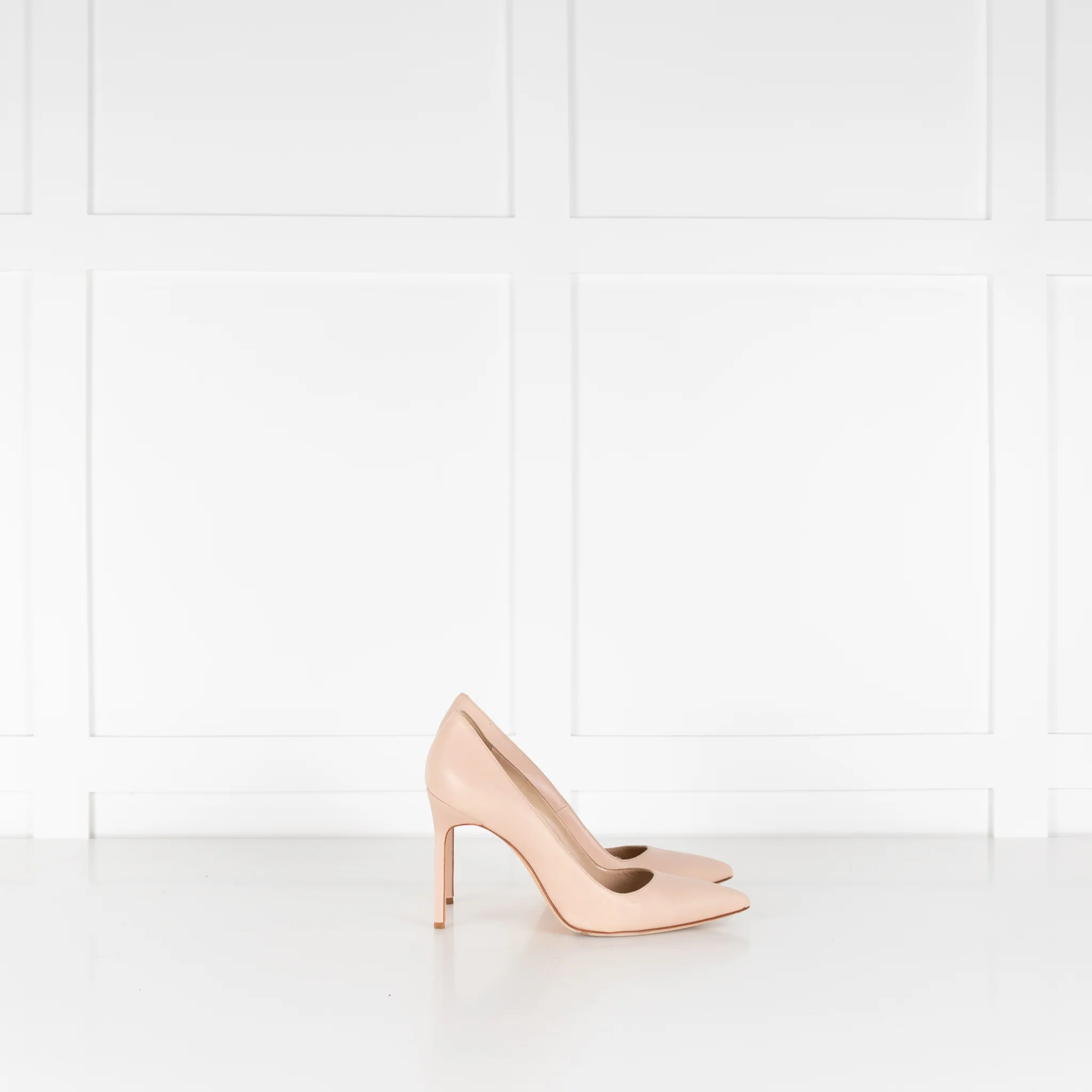 Manolo Blahnik Nude Court Shoes - Image 5