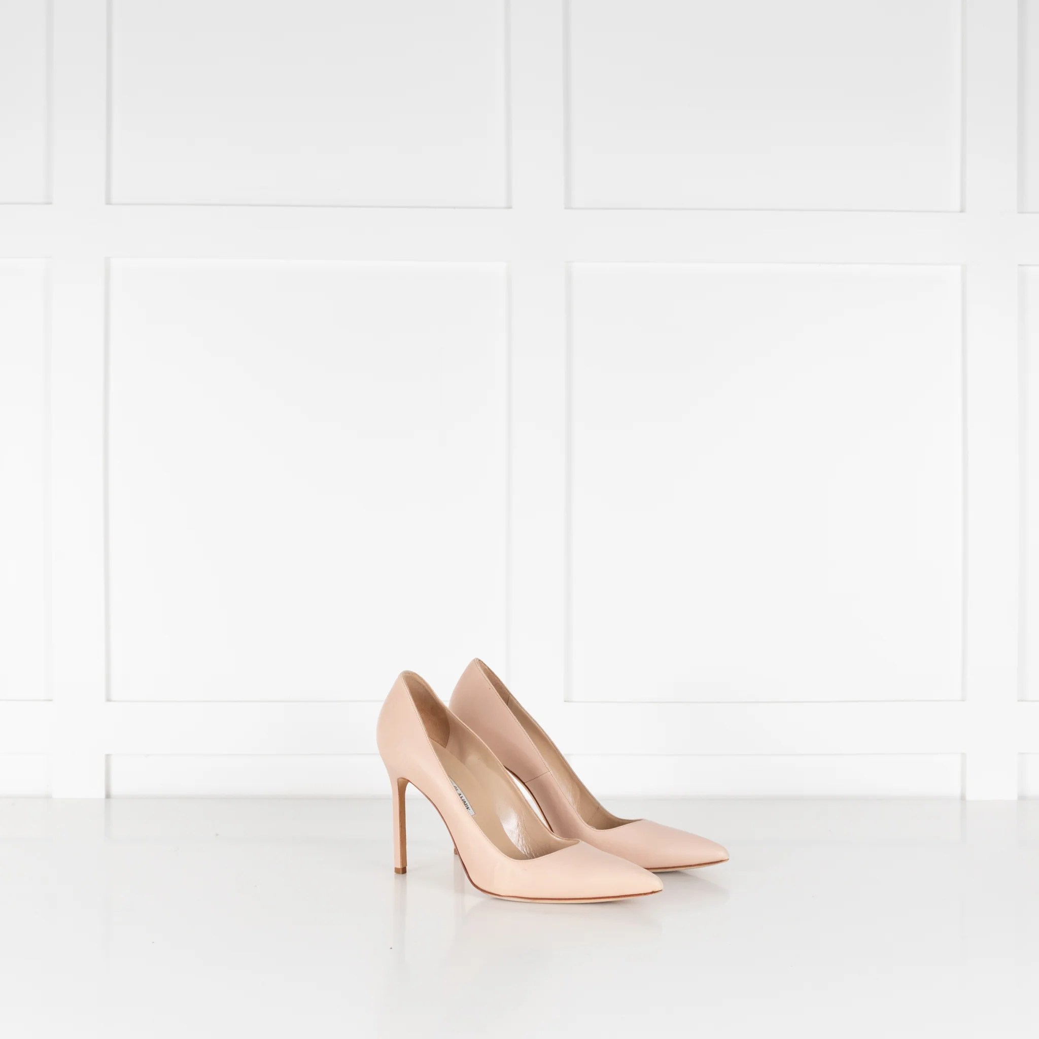 Manolo Blahnik Nude Court Shoes - Image 6