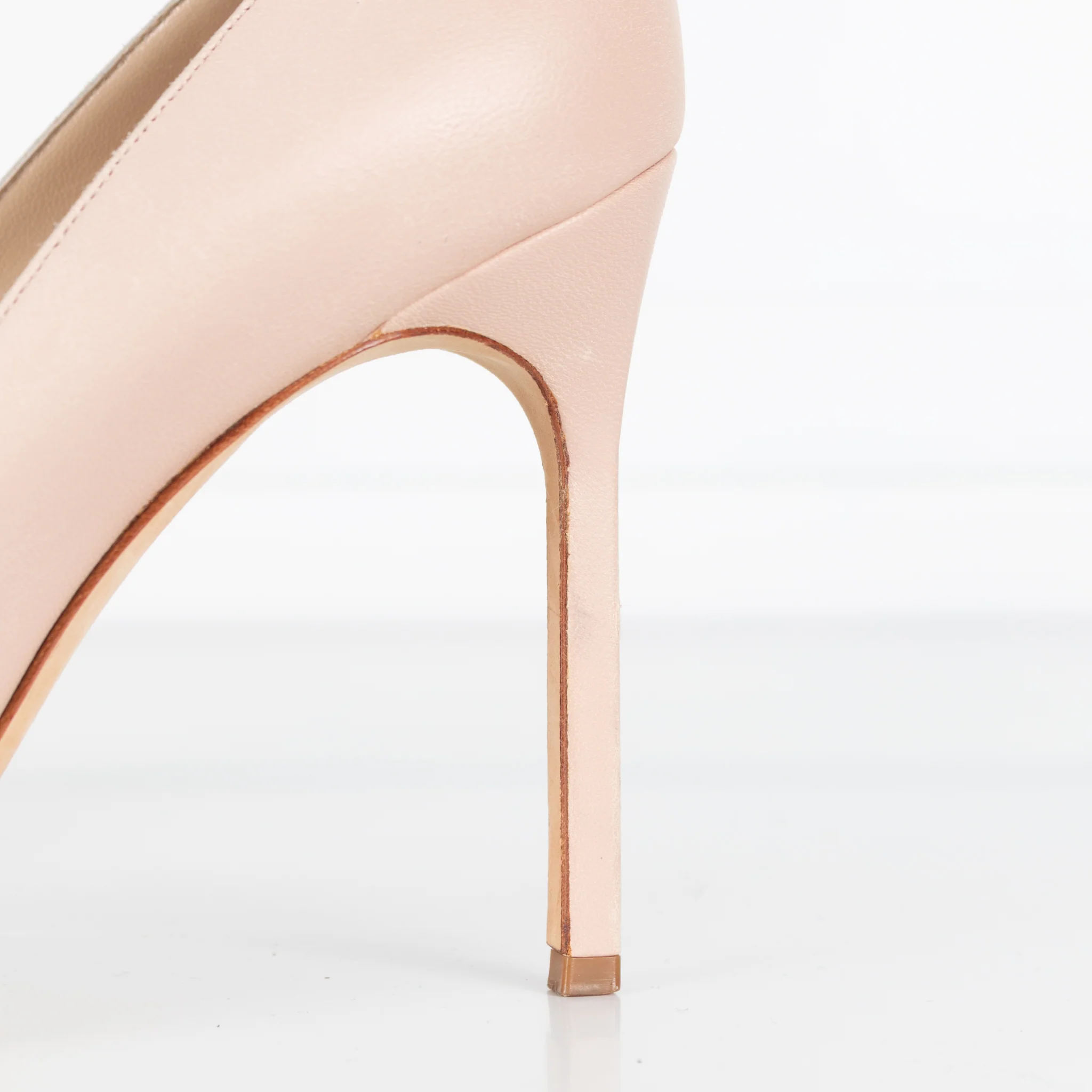 Manolo Blahnik Nude Court Shoes - Image 9